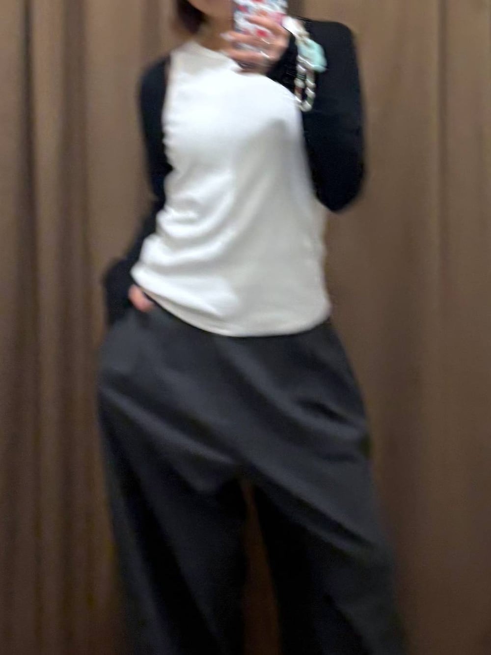 グレー系のその他パンツ、ブラック系のカーディガン/ボレロを着用したレディースの春コーディネートの4枚目の写真