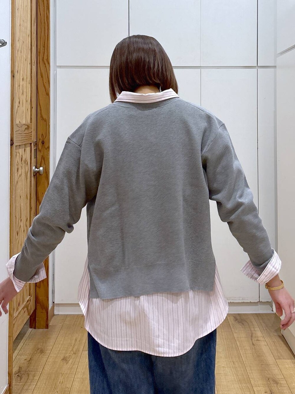 ブラック系のローファー、ピンク系のシャツ/ブラウス、ブルー系のデニムパンツを着用したレディースの冬コーディネートの7枚目の写真