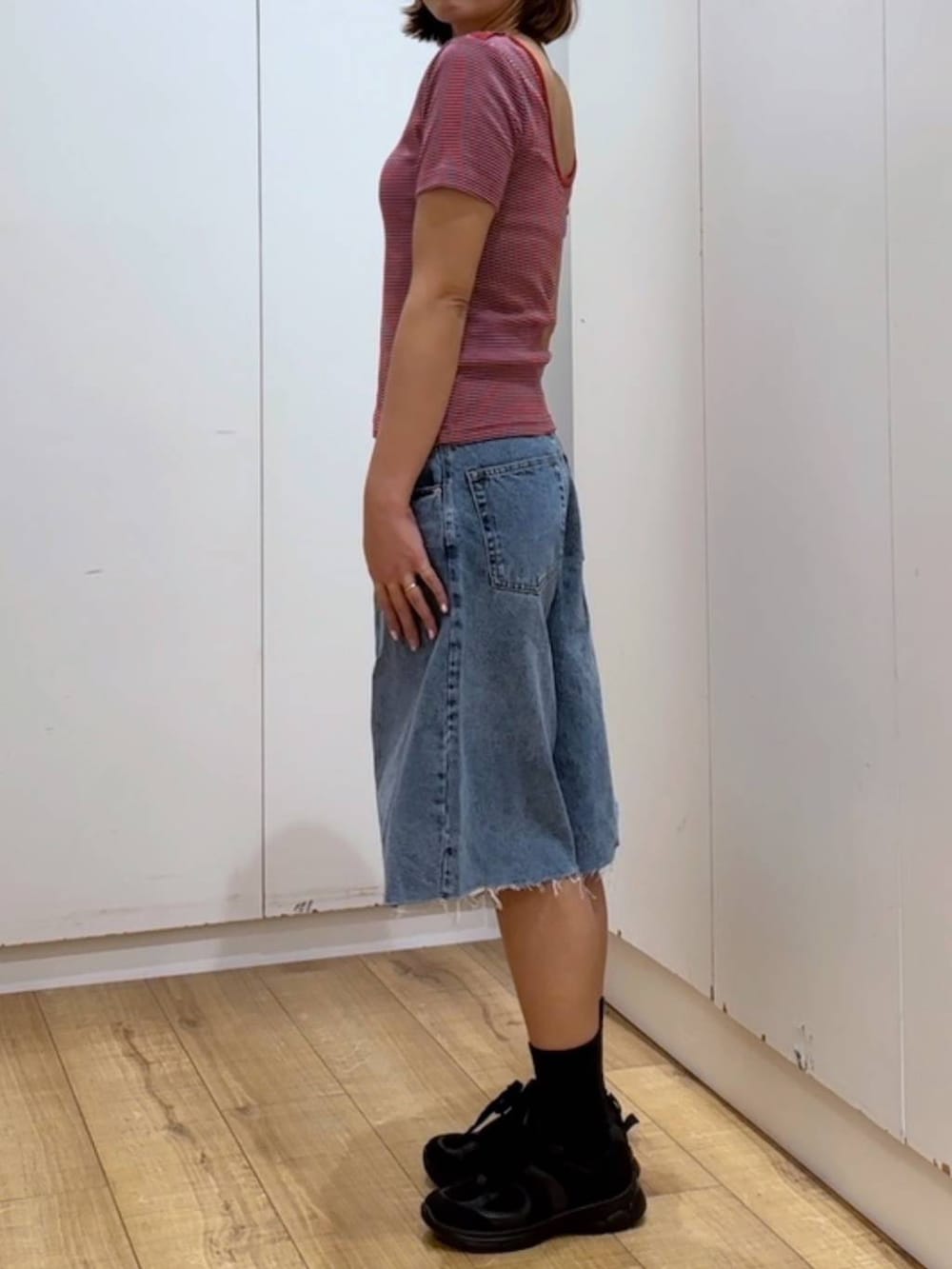 ブルー系のデニムパンツ、レッド系のTシャツ/カットソーを着用したレディースの春コーディネートの6枚目の写真