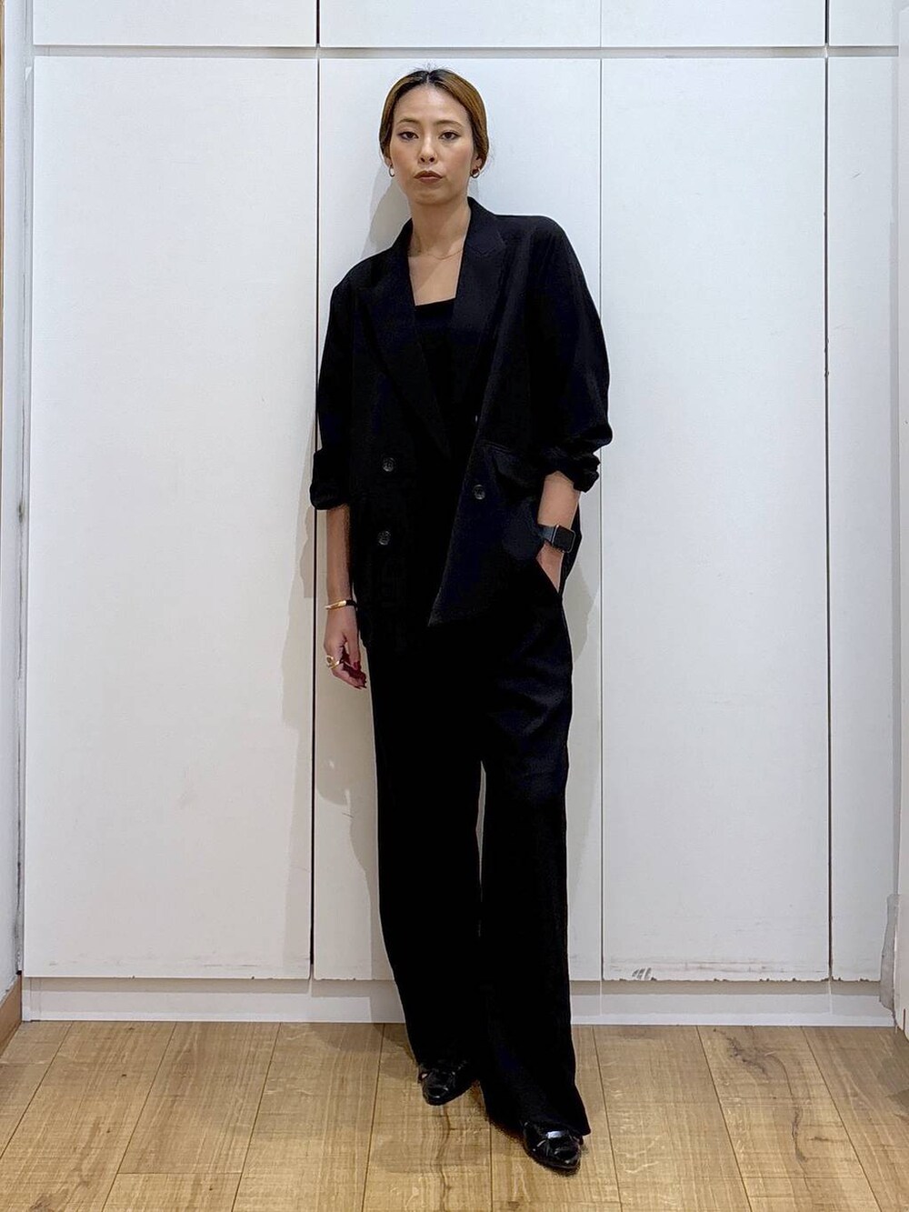 ブラック系のキャミソール、ブラック系のパンプス、ブラック系のその他パンツを着用したレディースの秋コーディネートの4枚目の写真