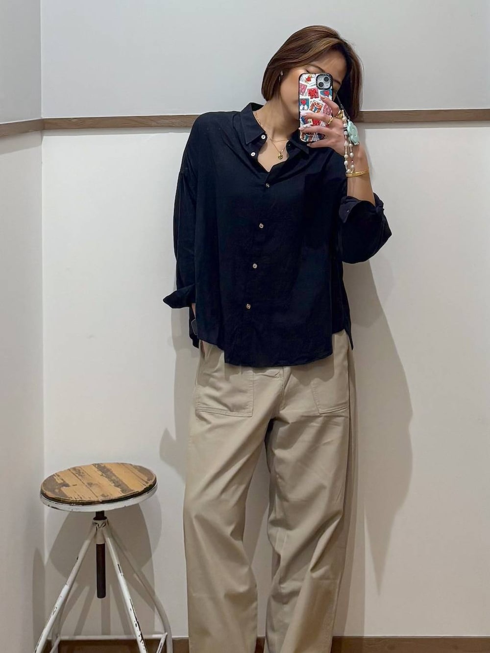 ブルー系のシャツ/ブラウス、ブラック系のキャミソール、ベージュ系のその他パンツを着用したレディースの春コーディネートの3枚目の写真