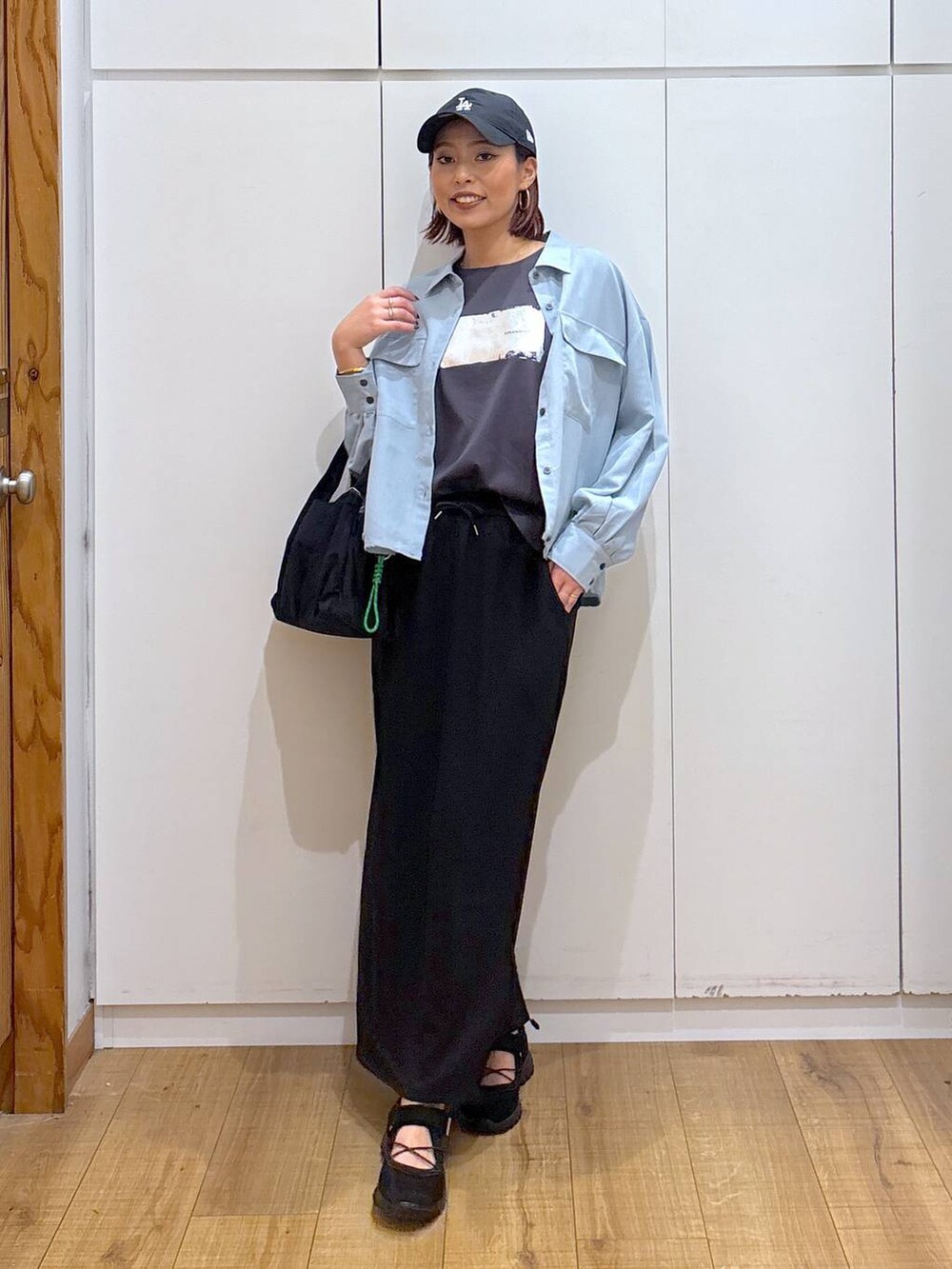 「体型カバー、高見え、高身長、ママコーデ、骨格ストレート、GLOBAL WORK、着痩せ・細見え」|「GLOBAL WORKのリッチクリーンプリントT半袖/147640(Tシャツ/カットソー、グレー系)」を使った、ココさん(レディース・165cm)の春コーディネートの5枚目の写真