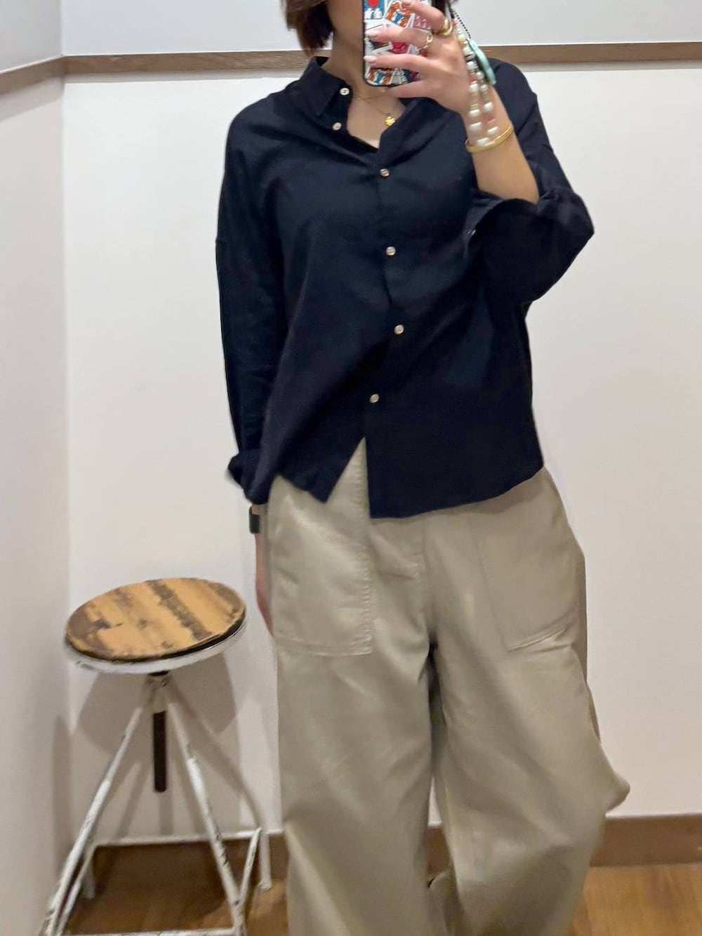 ブルー系のシャツ/ブラウス、ブラック系のキャミソール、ベージュ系のその他パンツを着用したレディースの春コーディネートの6枚目の写真