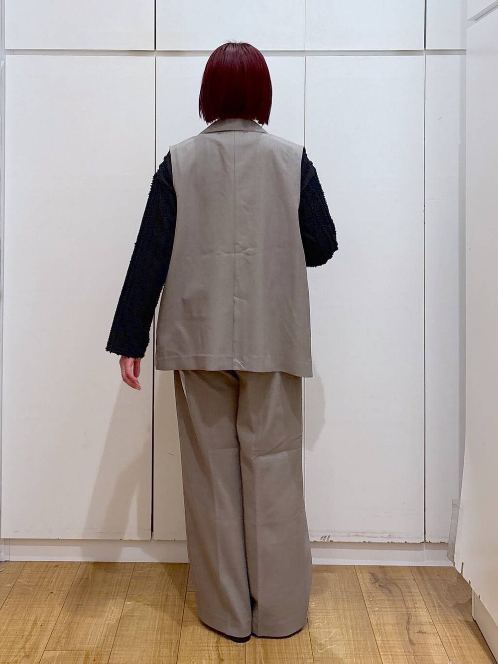 ブラック系のローファー、ブラック系のTシャツ/カットソー、ベージュ系のその他パンツを着用したレディースの春コーディネートの6枚目の写真