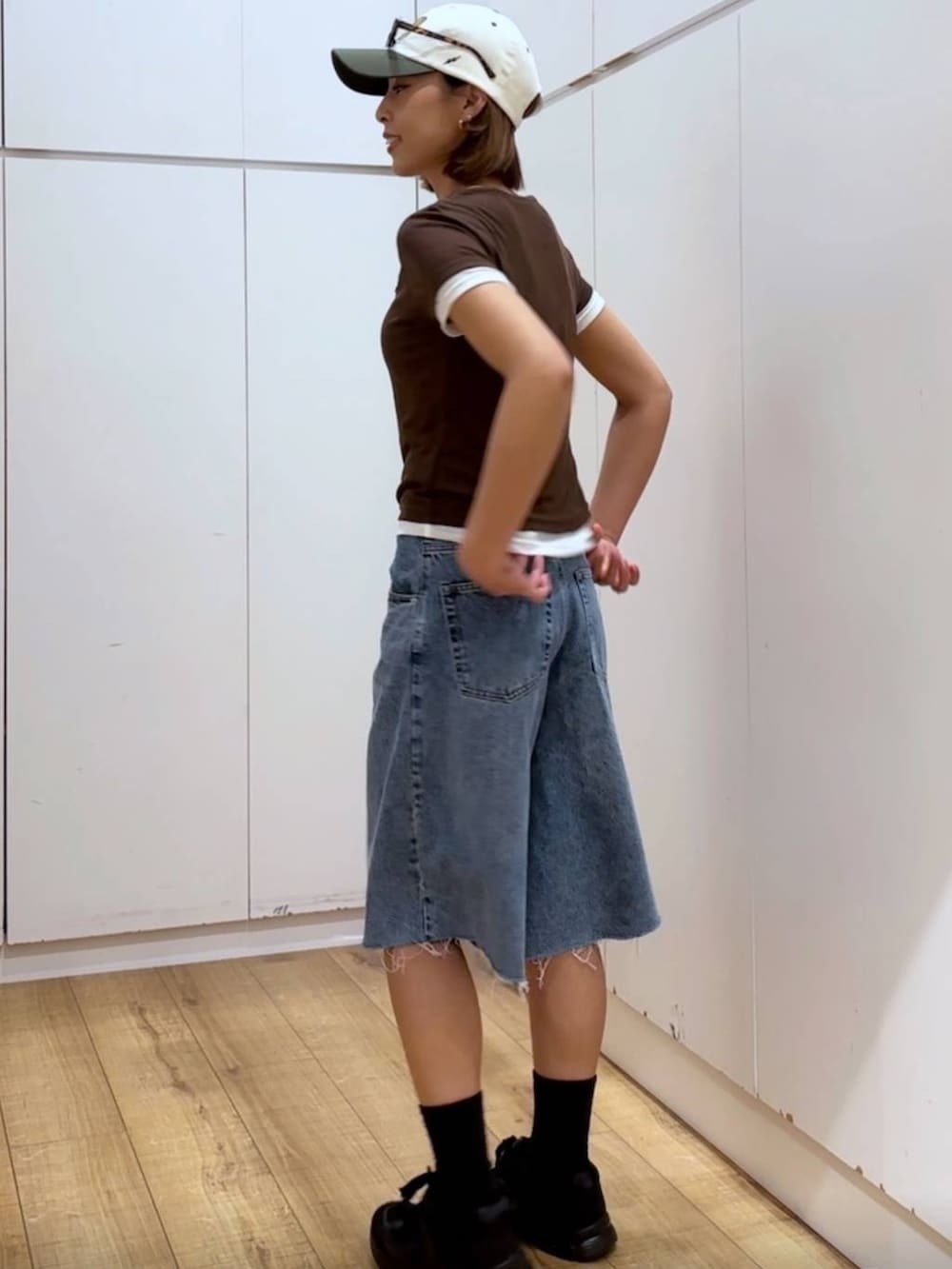 ブルー系のデニムパンツ、ブラウン系のTシャツ/カットソーを着用したレディースの春コーディネートの2枚目の写真