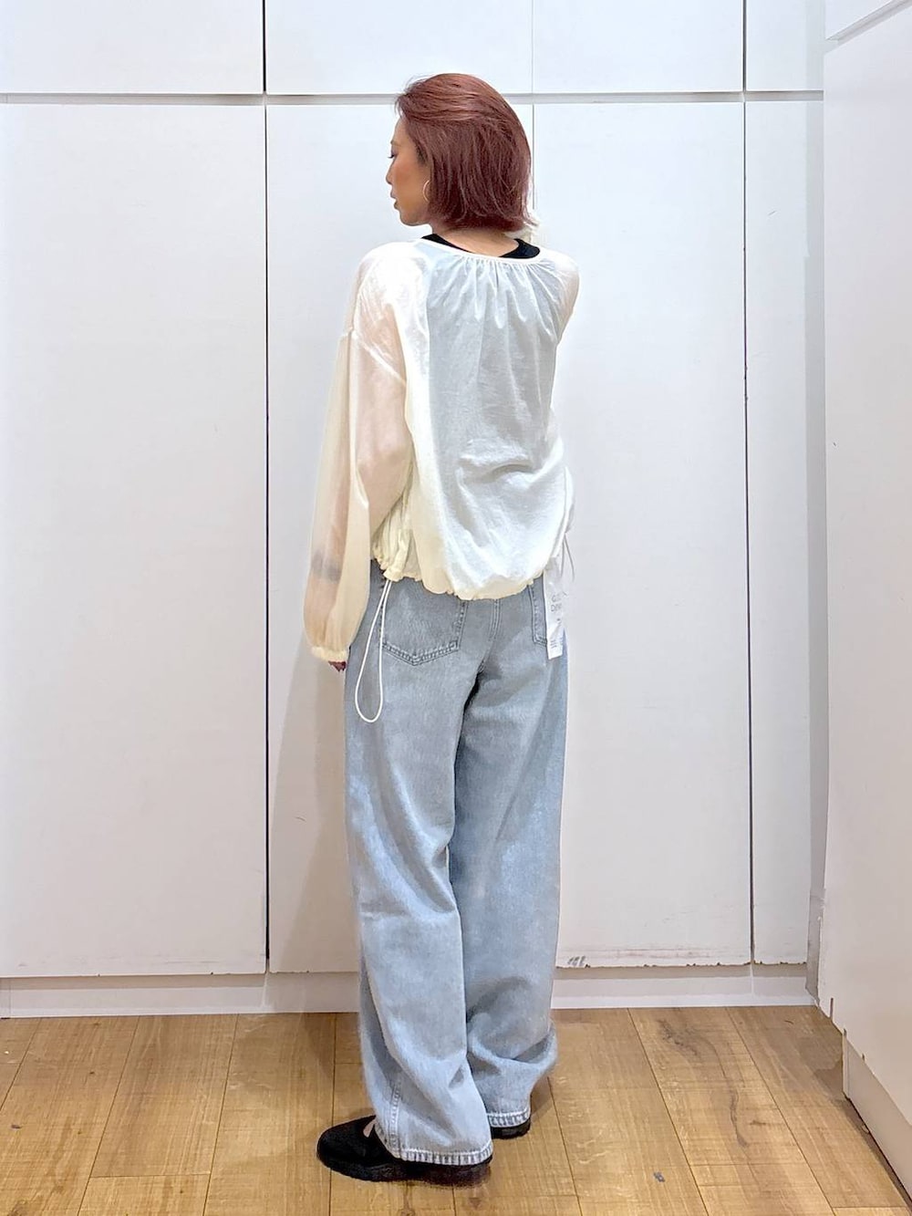 「体型カバー、高見え、高身長、ママコーデ、骨格ストレート、GLOBAL WORK、着痩せ・細見え」|「GLOBAL WORKのエアかるクッションベルトスニーカー/102313(スニーカー、ブラック系)」を使った、ココさん(レディース・165cm)の春コーディネートの4枚目の写真