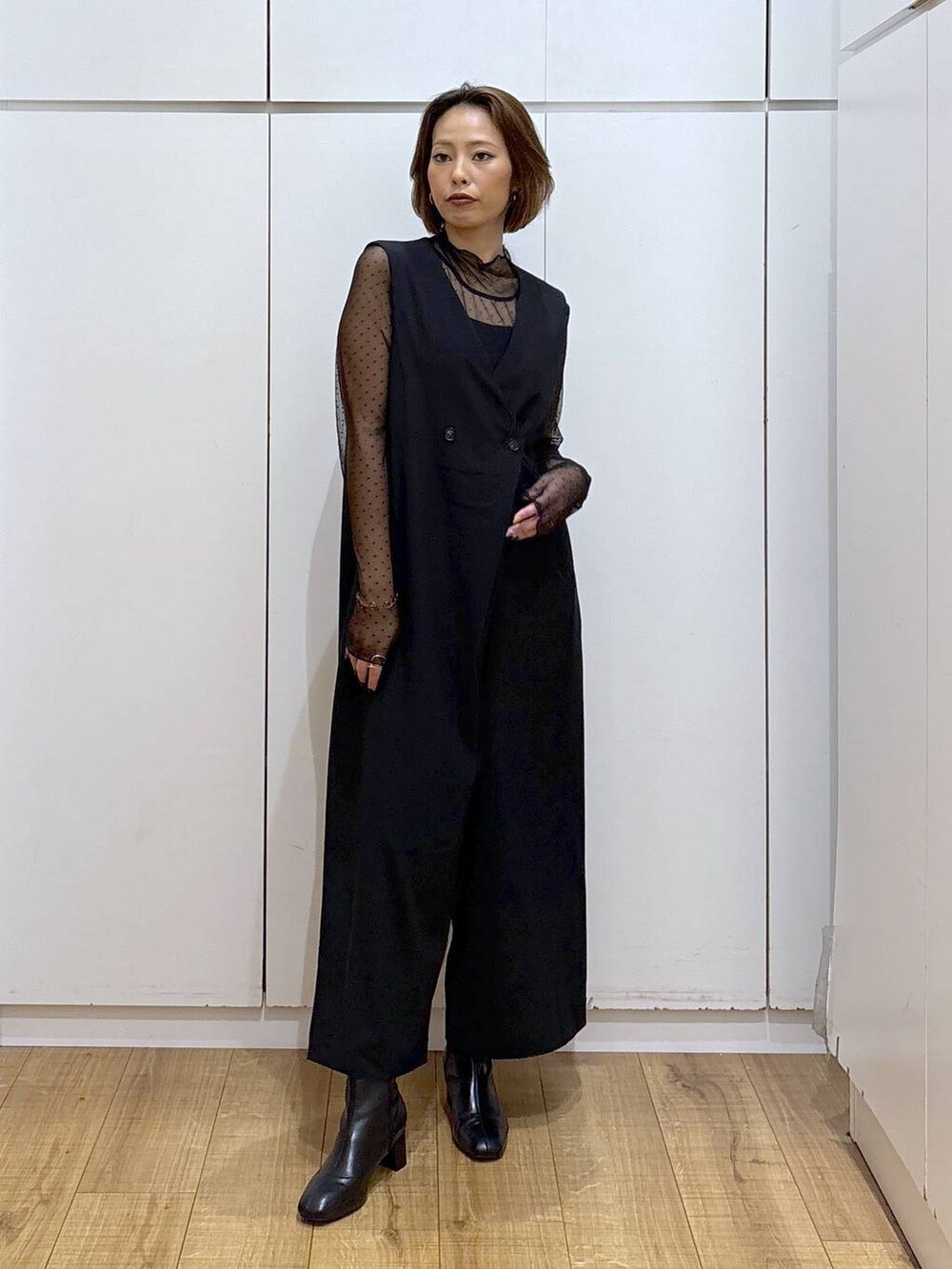 ブラック系のTシャツ/カットソー、ブラック系のブーツ、ブラック系のつなぎ/オールインワンを着用したレディースの秋コーディネートの4枚目の写真