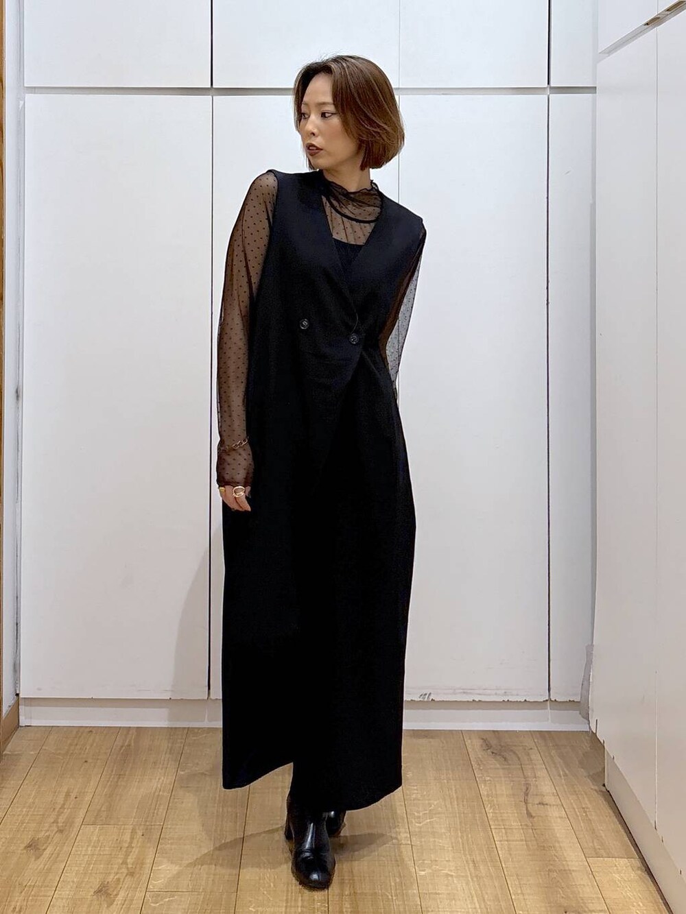 ブラック系のTシャツ/カットソー、ブラック系のブーツ、ブラック系のつなぎ/オールインワンを着用したレディースの秋コーディネートの2枚目の写真