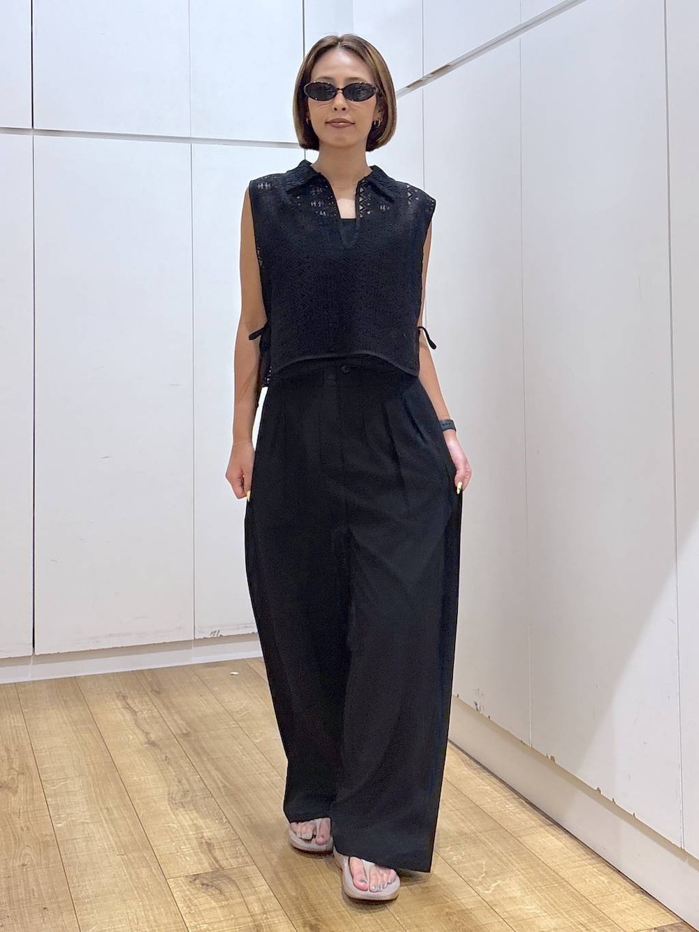 ブラック系のキャミソール、ブラック系のその他パンツ、ブラック系のベストを着用したレディースの夏コーディネートの3枚目の写真
