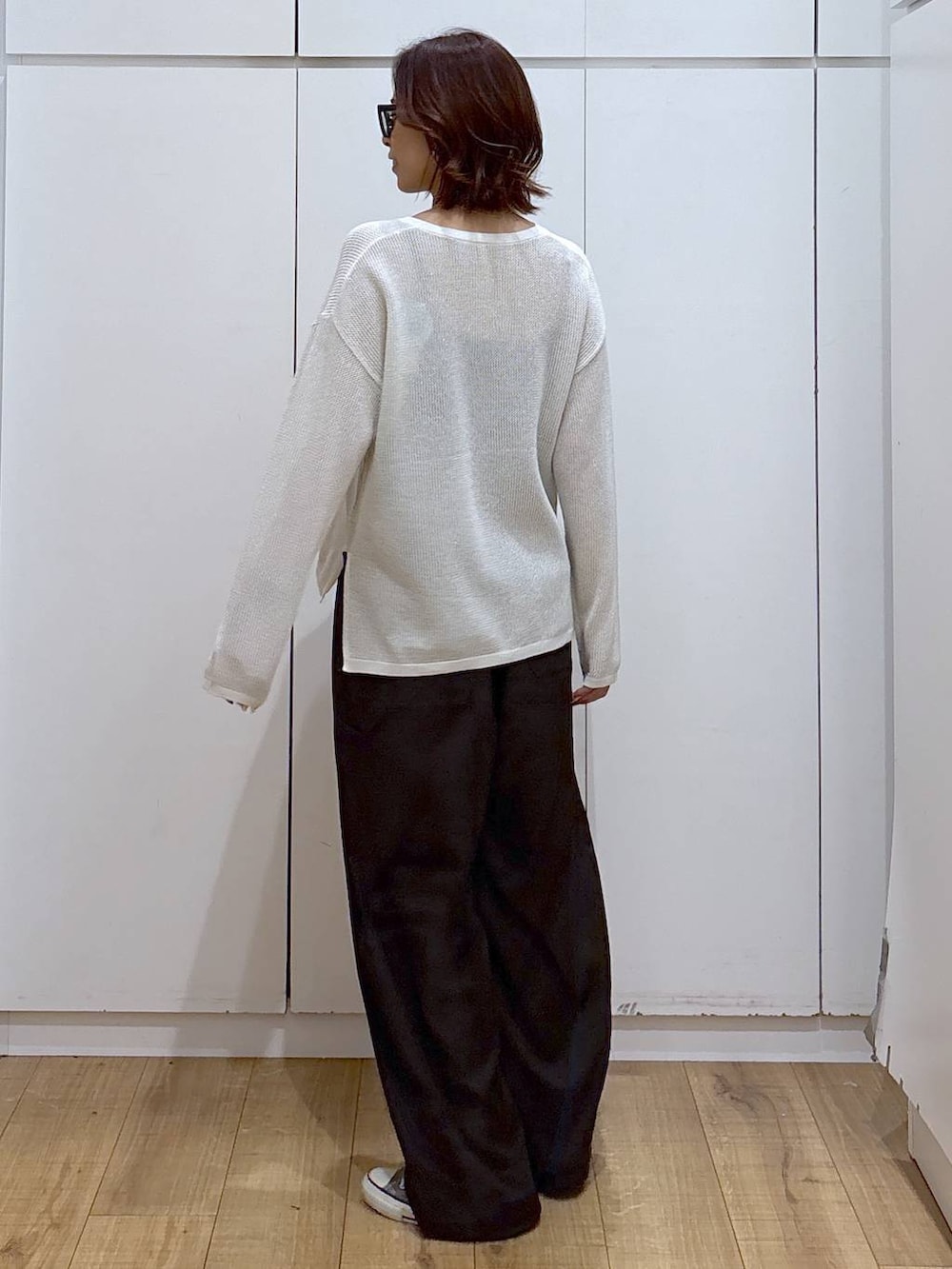 ブラック系のキャミソール、ブラウン系のその他パンツ、ホワイト系のニット/セーターを着用したレディースの春コーディネートの4枚目の写真