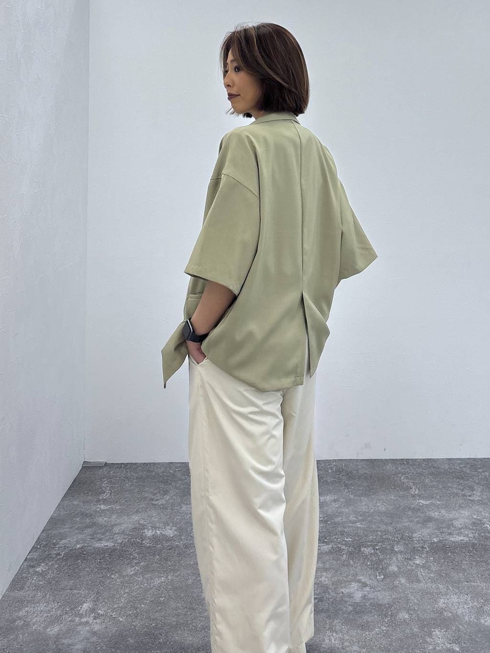 ブラック系のTシャツ/カットソー、ゴールド系のネックレスを着用したレディースの春コーディネートの4枚目の写真