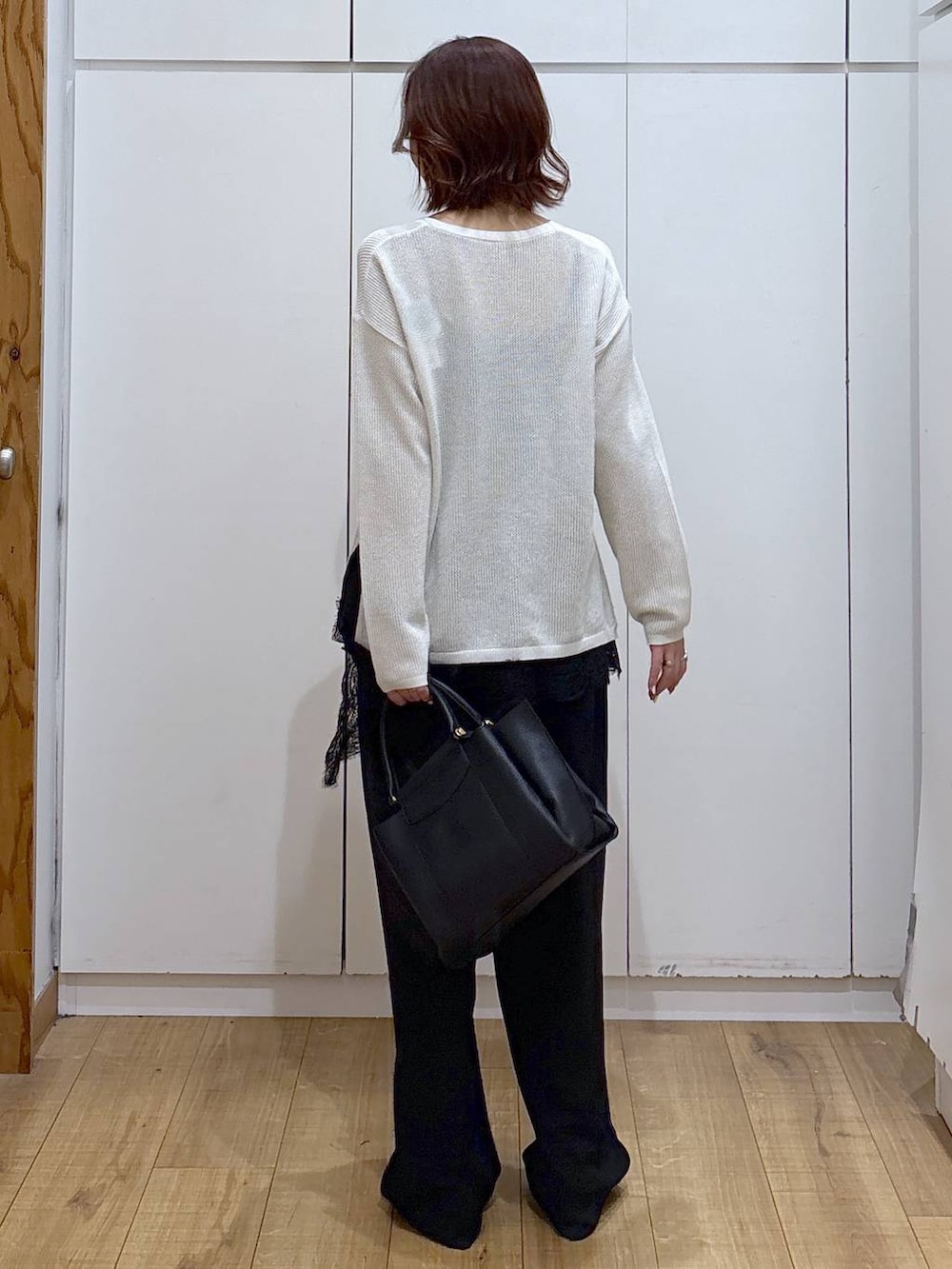 ブラック系のパンプス、ブラック系のトートバッグ、ブラック系のキャミソールを着用したレディースの春コーディネートの6枚目の写真