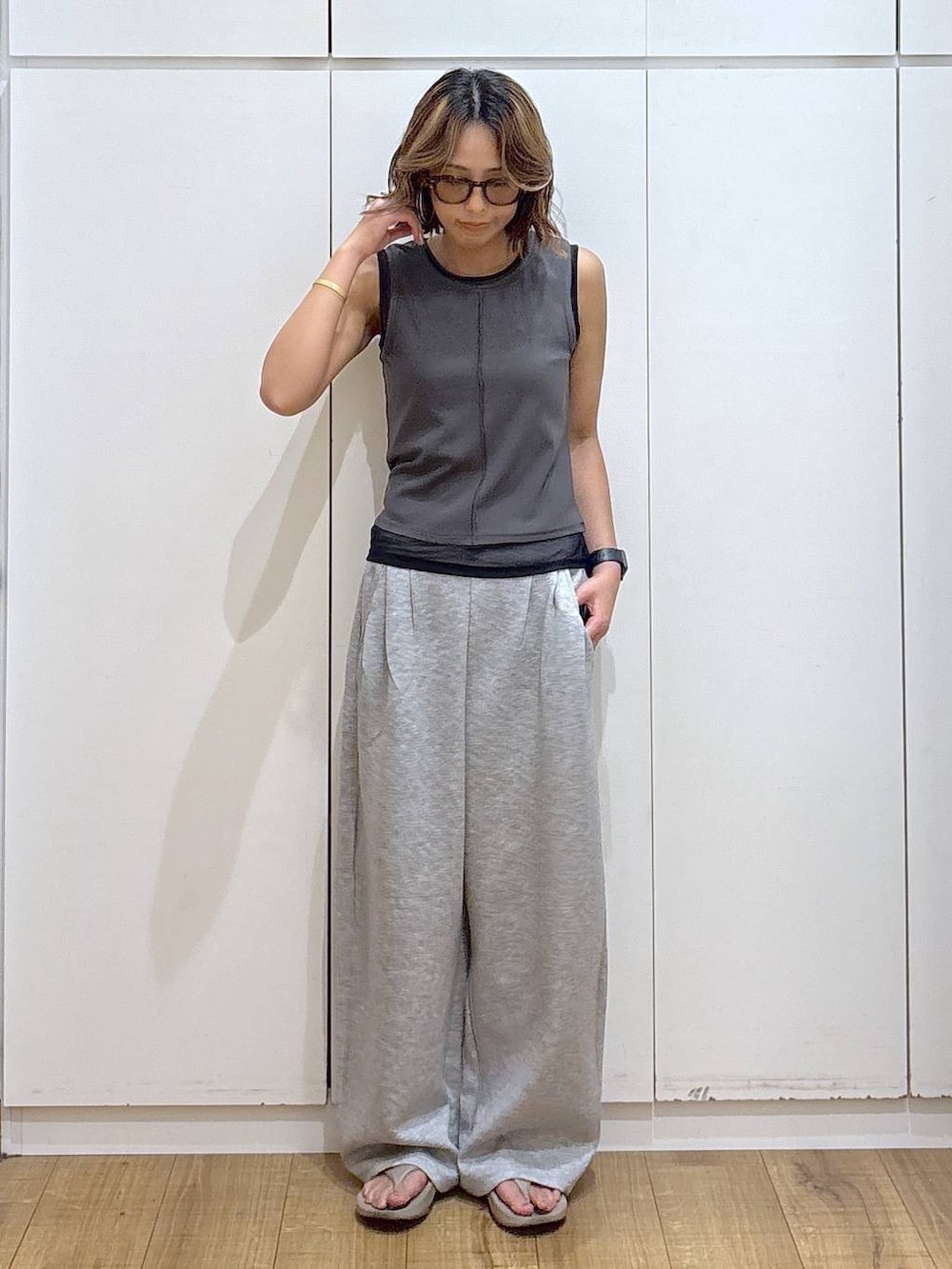 グレー系のその他パンツ、グレー系のTシャツ/カットソー、ベージュ系のサンダルを着用したレディースの夏コーディネートの2枚目の写真