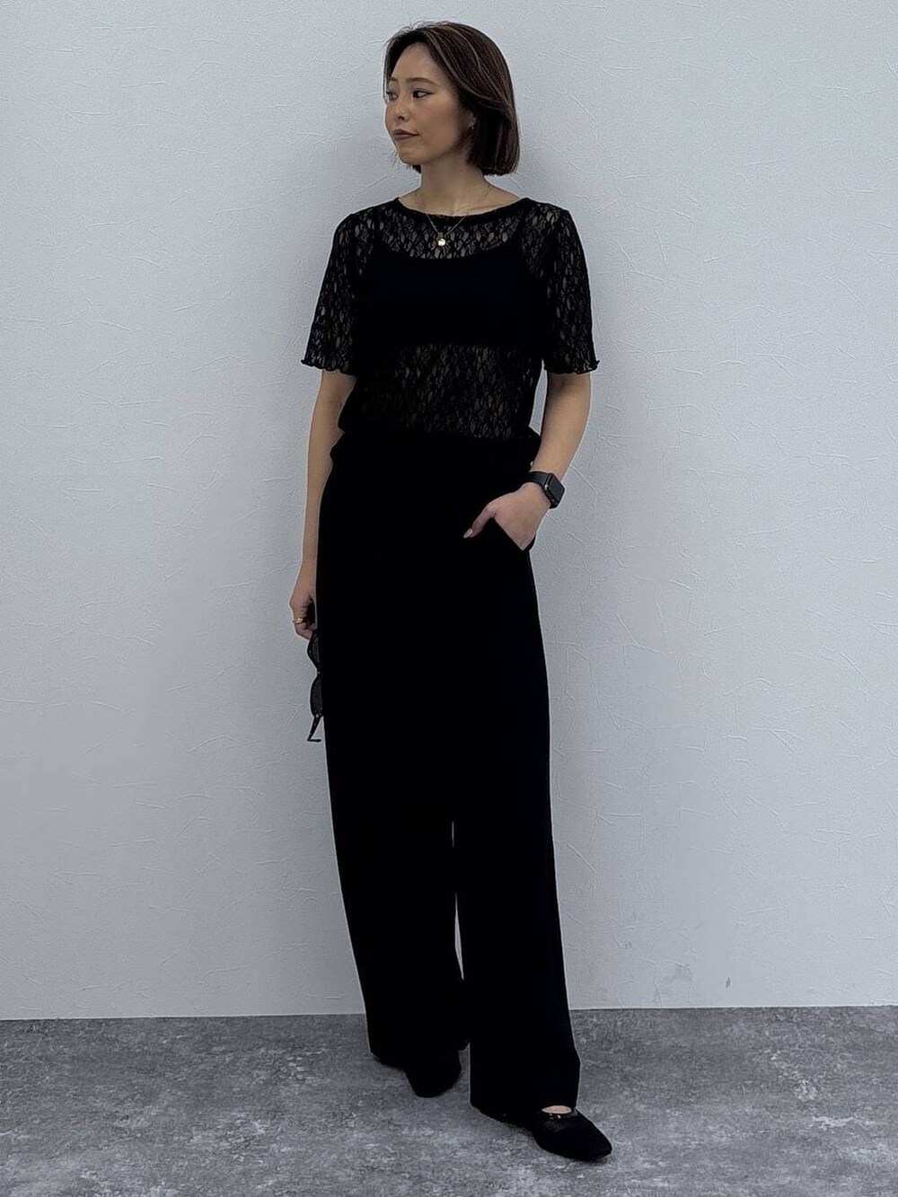 ブラック系のその他パンツ、ブラック系のTシャツ/カットソー、ブラック系のパンプスを着用したレディースの春コーディネートの3枚目の写真