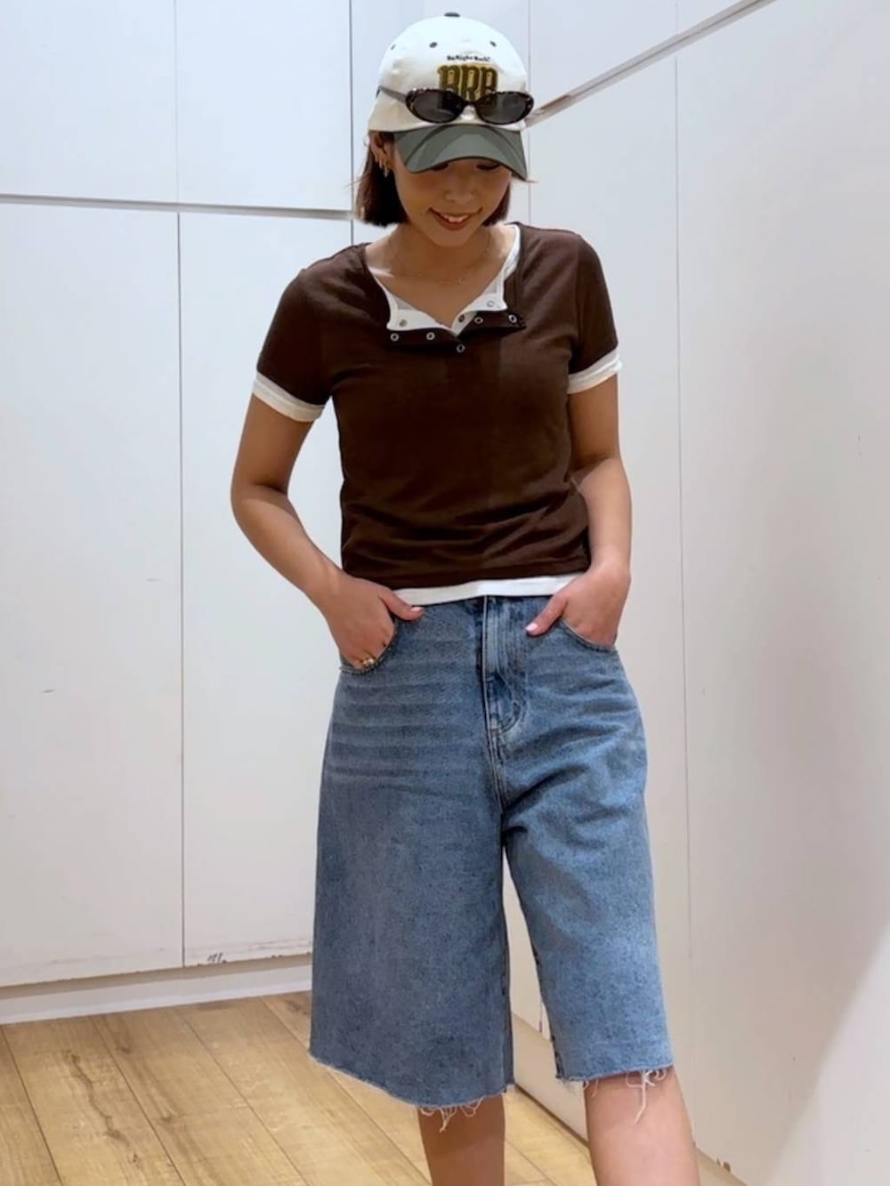 ブルー系のデニムパンツ、ブラウン系のTシャツ/カットソーを着用したレディースの春コーディネートの3枚目の写真