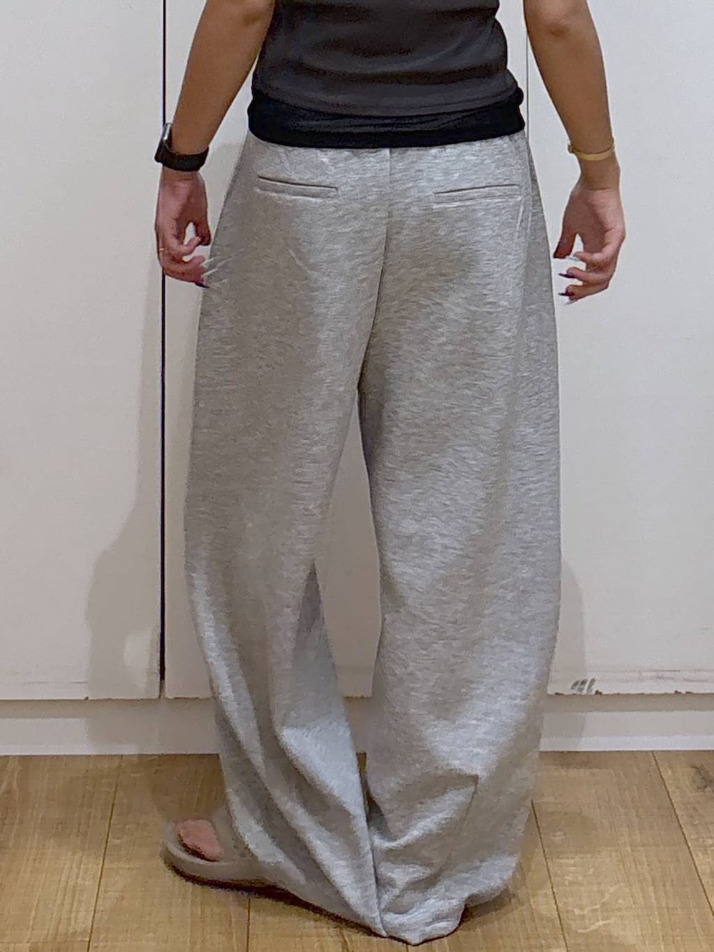 グレー系のその他パンツ、グレー系のTシャツ/カットソー、ベージュ系のサンダルを着用したレディースの夏コーディネートの4枚目の写真