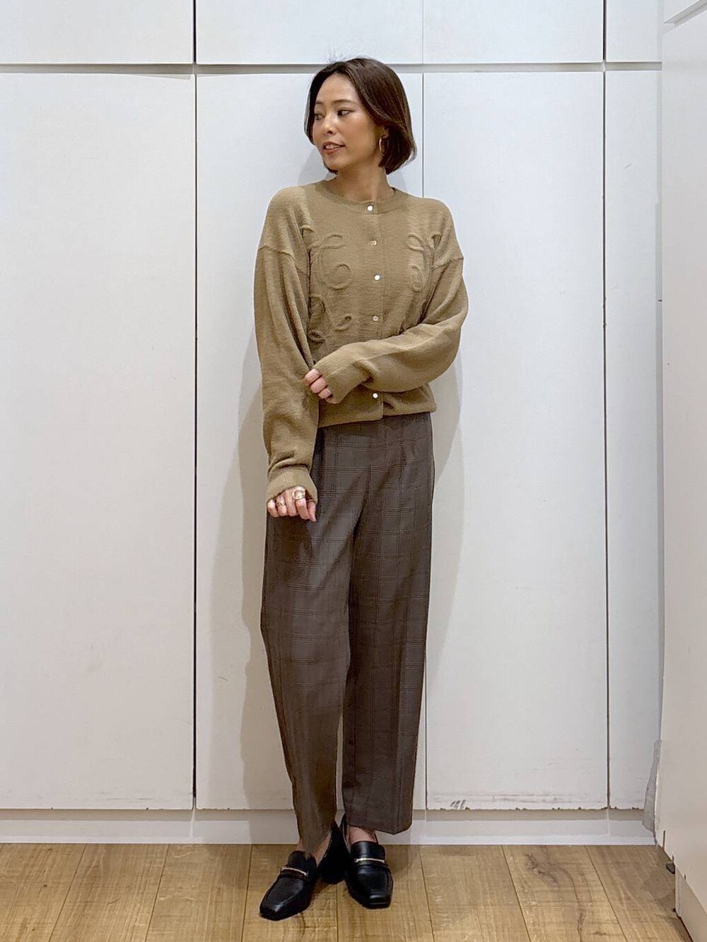 ブラック系のローファー、ブラウン系のその他パンツ、イエロー系のカーディガン/ボレロを着用したレディースの秋コーディネートの3枚目の写真