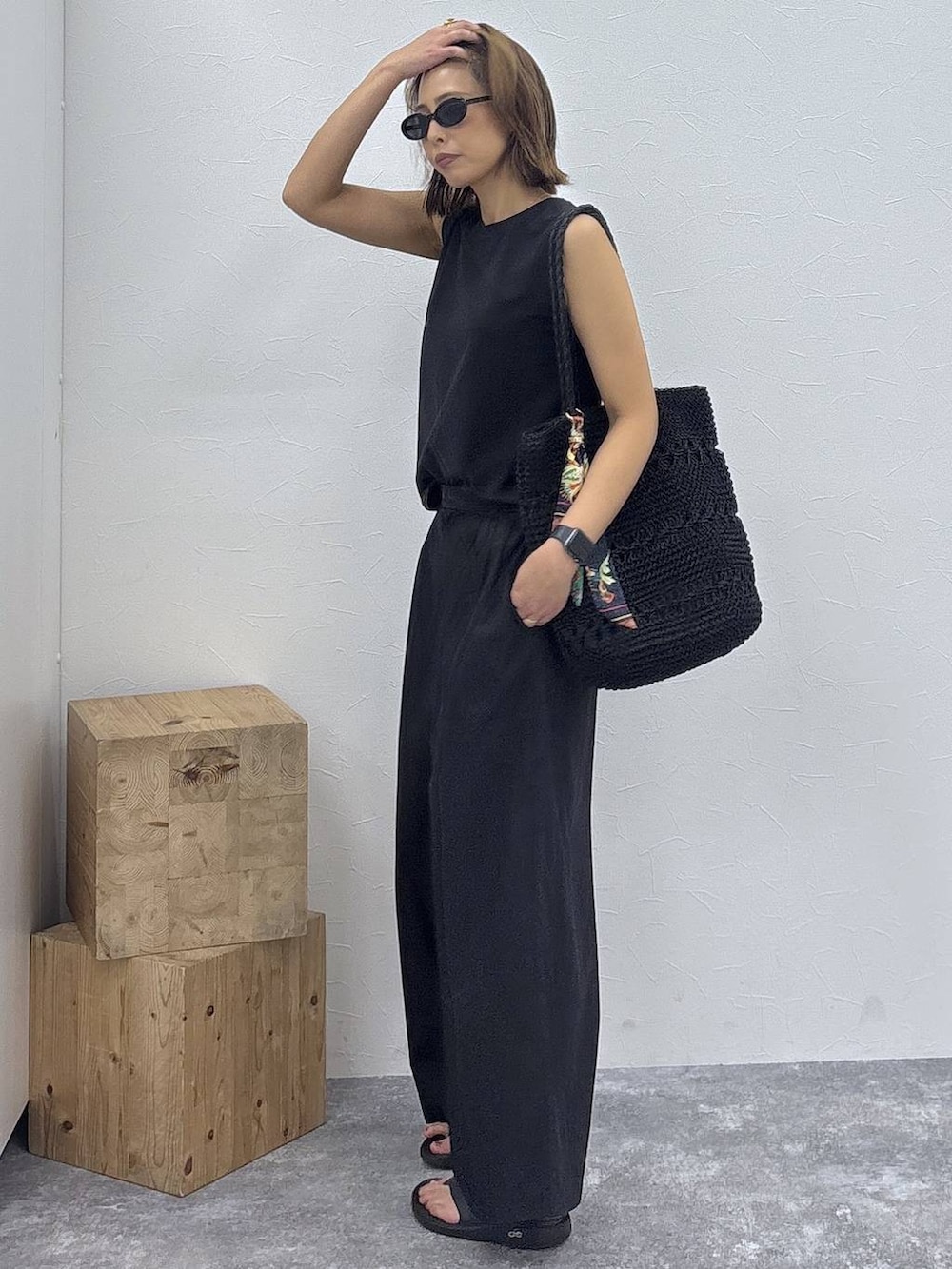 ブラック系のキャミソール、ブラック系のその他パンツ、ブラック系のトートバッグを着用したレディースの夏コーディネートの5枚目の写真
