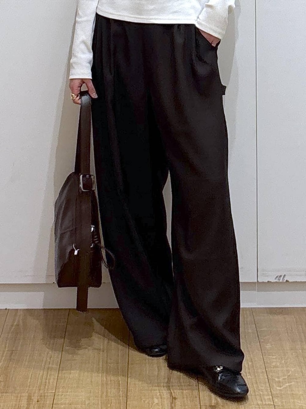 ブラック系のローファー、ブラウン系のショルダーバッグ、ブラウン系のその他パンツを着用したレディースの冬コーディネートの5枚目の写真