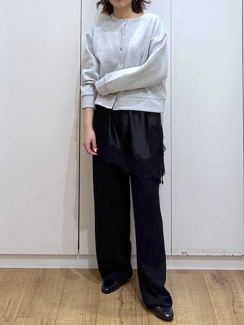 ブラック系のローファー、ブラック系のキャミソール、ブラック系のその他パンツを着用したレディースの春コーディネートの2枚目の写真