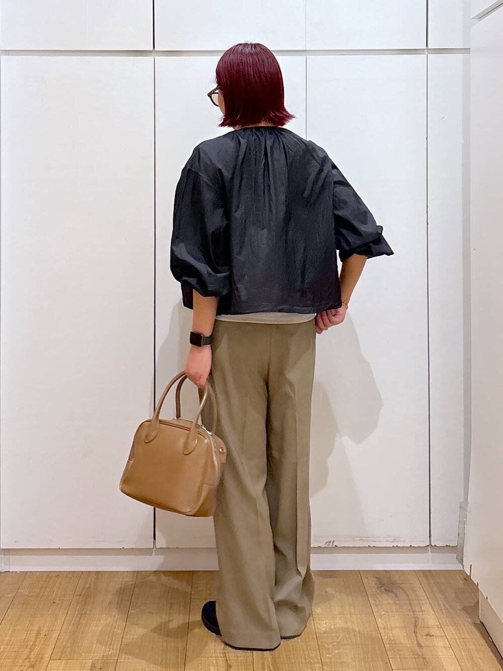 「体型カバー、高見え、高身長、ママコーデ、骨格ストレート、GLOBAL WORK、着痩せ・細見え」｜「GLOBAL WORKのスペ軽2WAYスクエアボストン/252305（ボストンバッグ、ベージュ系）」を使った、ココさん（レディース・165cm）の春コーディネートの5枚目の写真