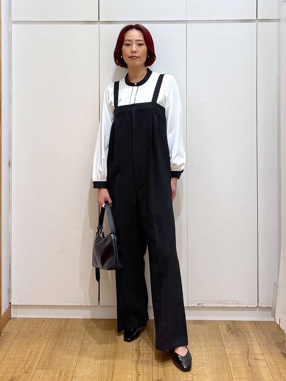 ホワイト系のシャツ/ブラウス、ブラック系のショルダーバッグ、ブラック系のパンプスを着用したレディースの春コーディネートの3枚目の写真