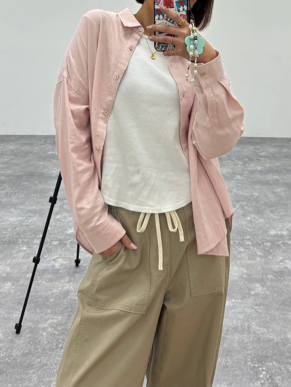 ピンク系のシャツ/ブラウス、ベージュ系のその他パンツ、ゴールド系のネックレスを着用したレディースの春コーディネートの4枚目の写真