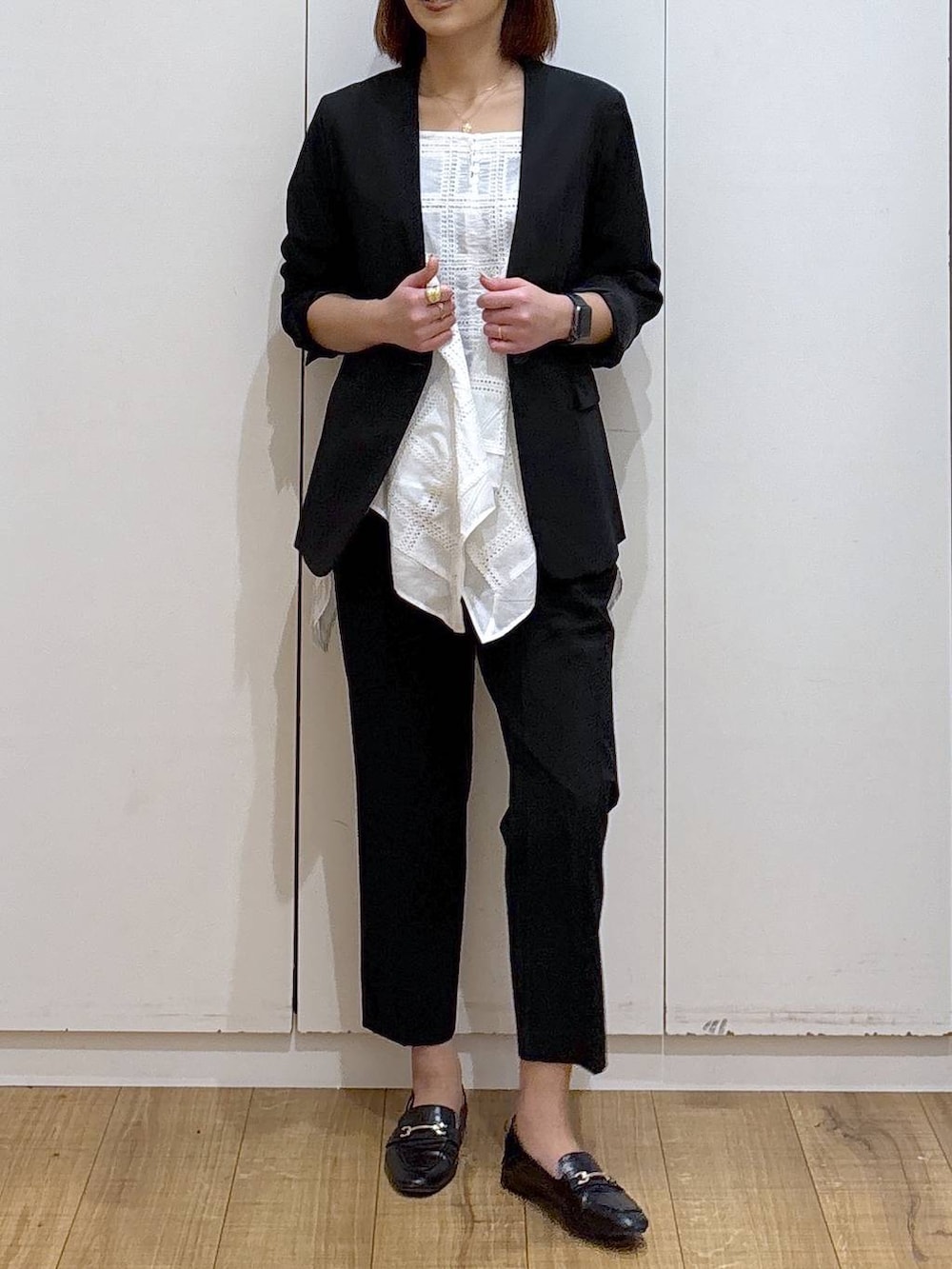 ブラック系のローファー、ブラック系のスラックス、ブラック系のノーカラージャケットを着用したレディースの春コーディネートの3枚目の写真