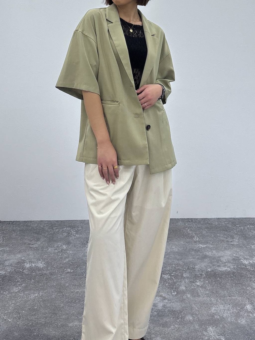 ブラック系のTシャツ/カットソー、ゴールド系のネックレスを着用したレディースの春コーディネートの3枚目の写真