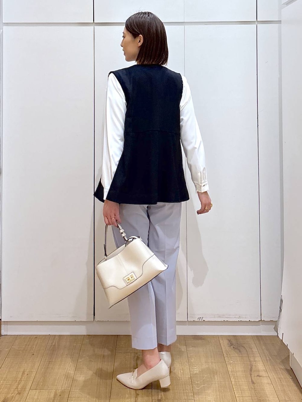 ブルー系のスラックス、ホワイト系のシャツ/ブラウス、ブルー系のその他アウターを着用したレディースの冬コーディネートの5枚目の写真