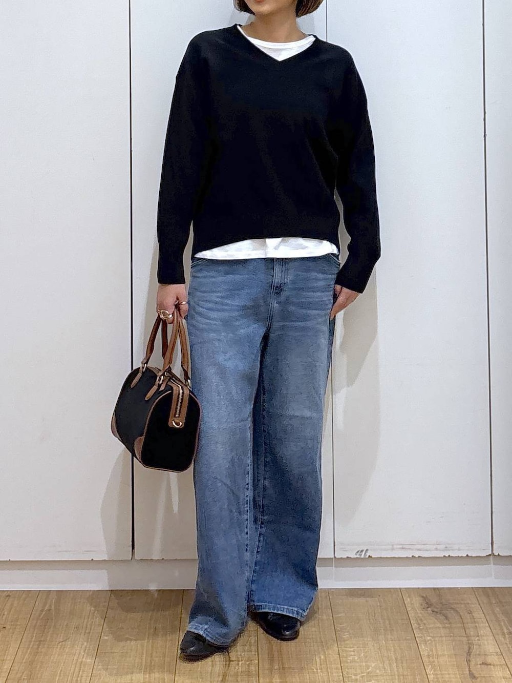 ブラック系のローファー、ブラック系のスウェット、グレー系のサロペット/オーバーオールを着用したレディースの秋コーディネートの6枚目の写真