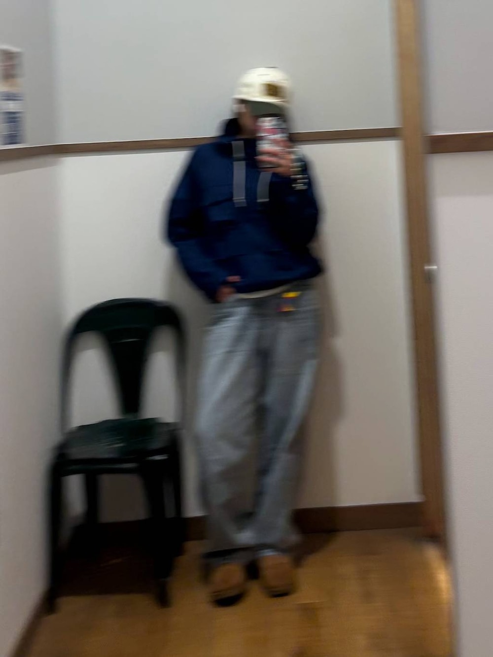 ブルー系のマウンテンパーカー、その他のキーホルダーを着用したレディースの冬コーディネートの5枚目の写真