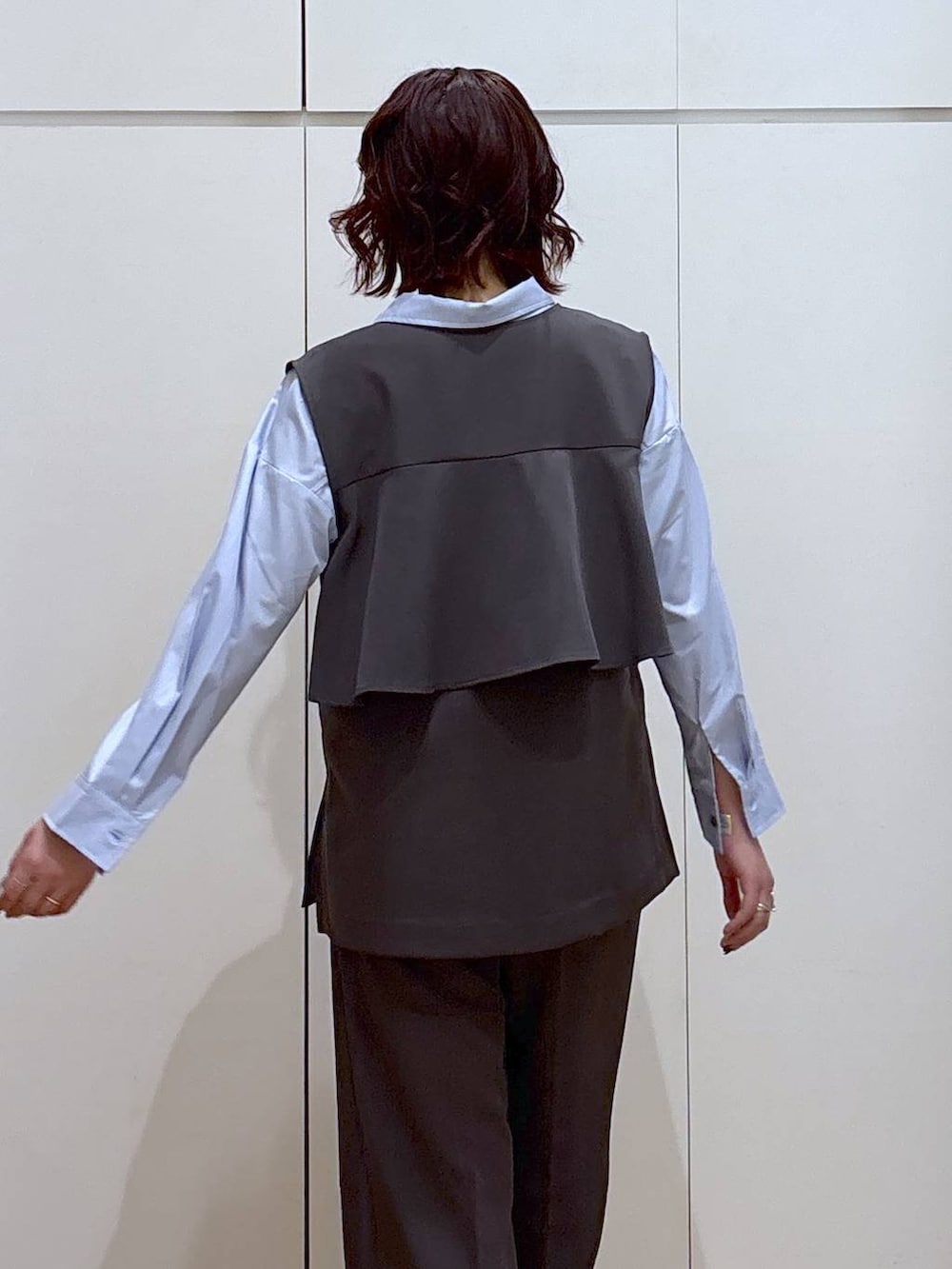 ブルー系のシャツ/ブラウス、グレー系のセットアップ、ブラウン系のローファーを着用したレディースの春コーディネートの4枚目の写真