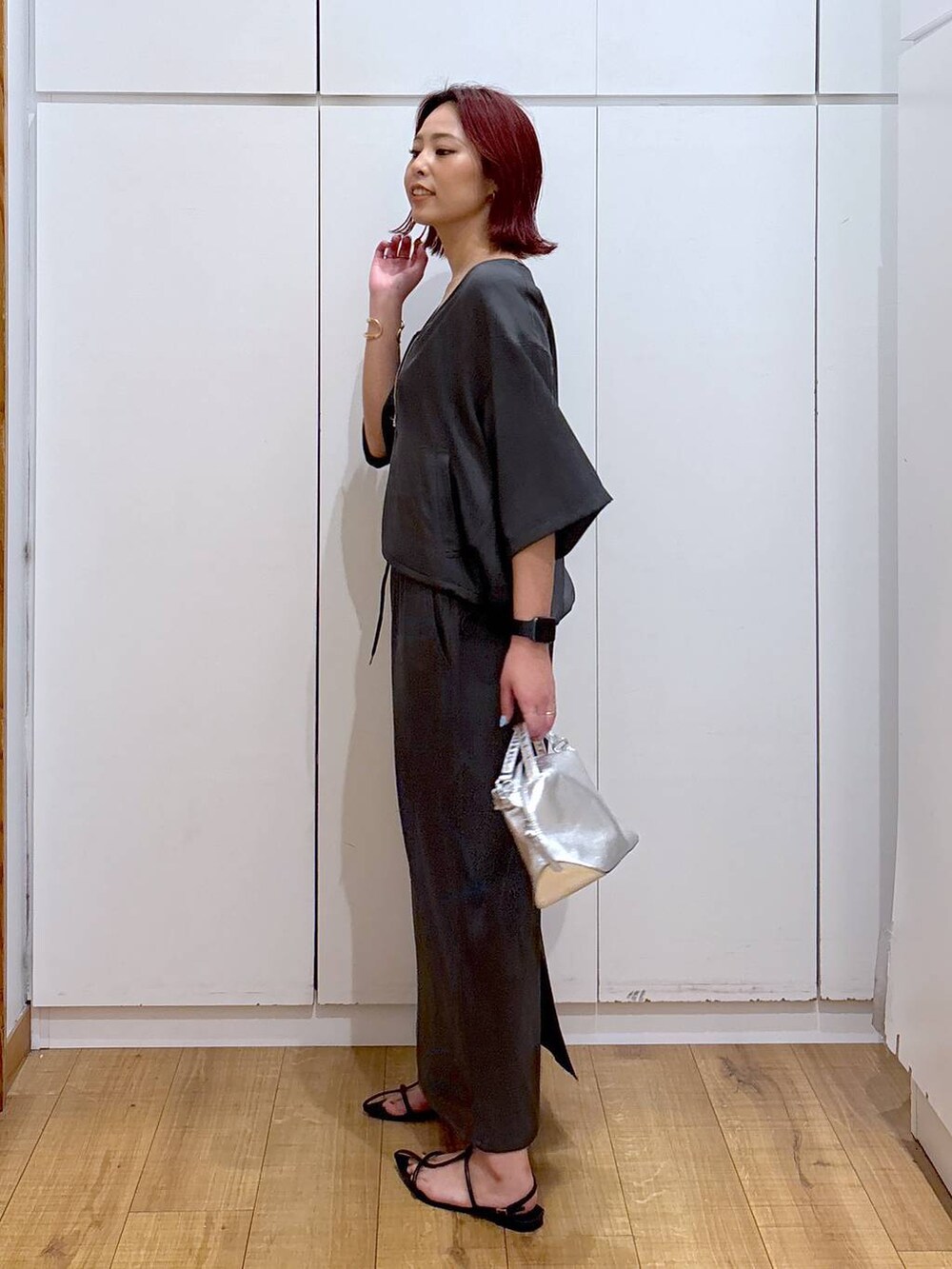 「体型カバー、高見え、高身長、ママコーデ、骨格ストレート、GLOBAL WORK、着痩せ・細見え」｜「GLOBAL WORKのスペ軽お財布ショルダー/132336（ショルダーバッグ、シルバー系）」を使った、ココさん（レディース・165cm）の春コーディネートの3枚目の写真