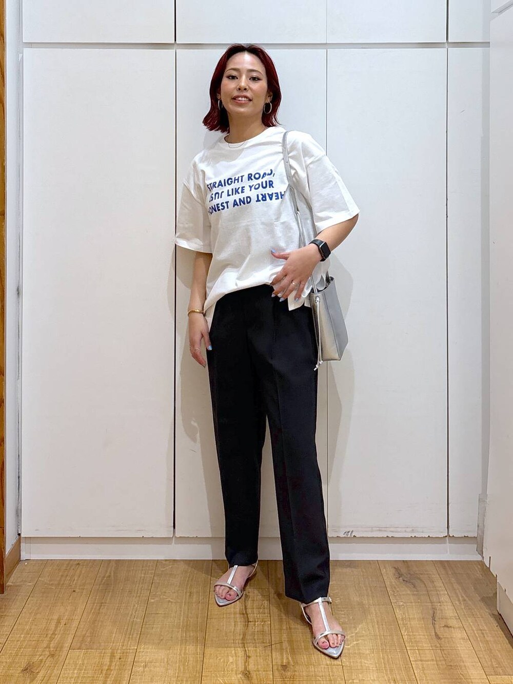 ホワイト系のTシャツ/カットソー、ブラック系のその他パンツ、シルバー系のショルダーバッグを着用したレディースの春コーディネートの2枚目の写真