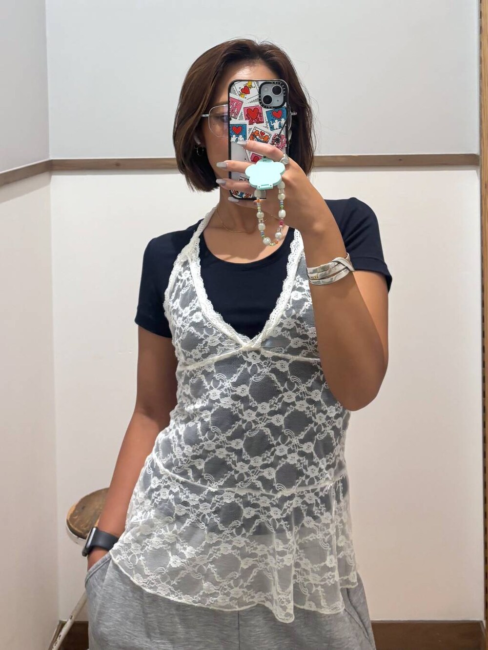 グレー系のその他パンツ、シルバー系のサンダル、ホワイト系のメガネを着用したレディースの夏コーディネートの5枚目の写真