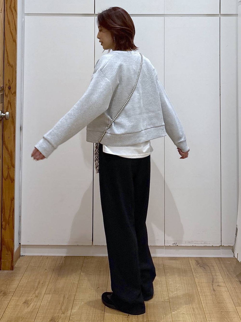 ブラック系のその他パンツ、グレー系のカーディガン/ボレロ、ホワイト系のTシャツ/カットソーを着用したレディースの春コーディネートの5枚目の写真