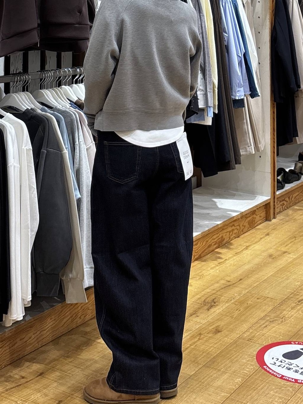 ブルー系のデニムパンツ、グレー系のカーディガン/ボレロを着用したレディースの冬コーディネートの7枚目の写真