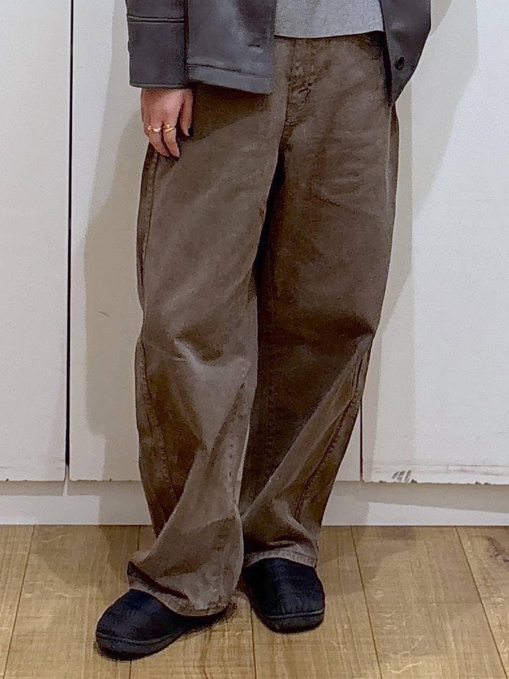 グレー系のニット/セーター、グレー系のテーラードジャケット、ブラウン系のデニムパンツを着用したレディースの冬コーディネートの4枚目の写真