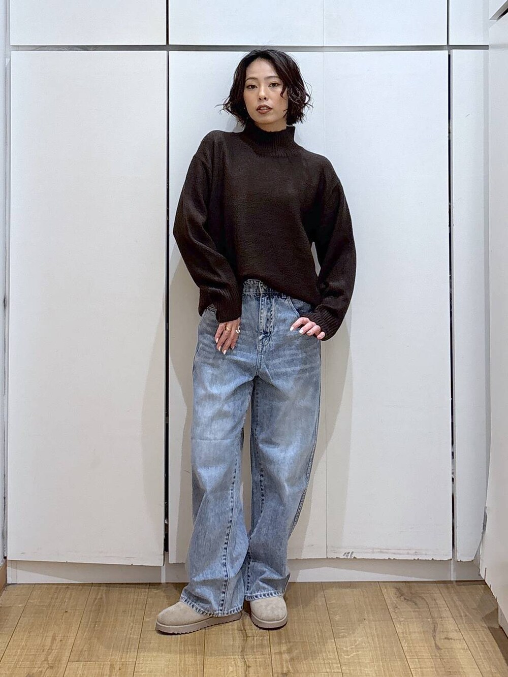 ブルー系のデニムパンツ、ブラウン系のニット/セーター、ブラウン系のテーラードジャケットを着用したレディースの冬コーディネートの7枚目の写真