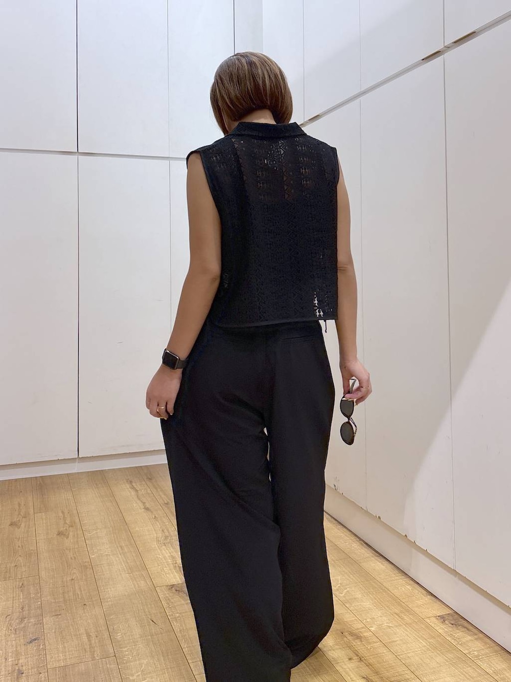 ブラック系のキャミソール、ブラック系のその他パンツ、ブラック系のベストを着用したレディースの夏コーディネートの5枚目の写真
