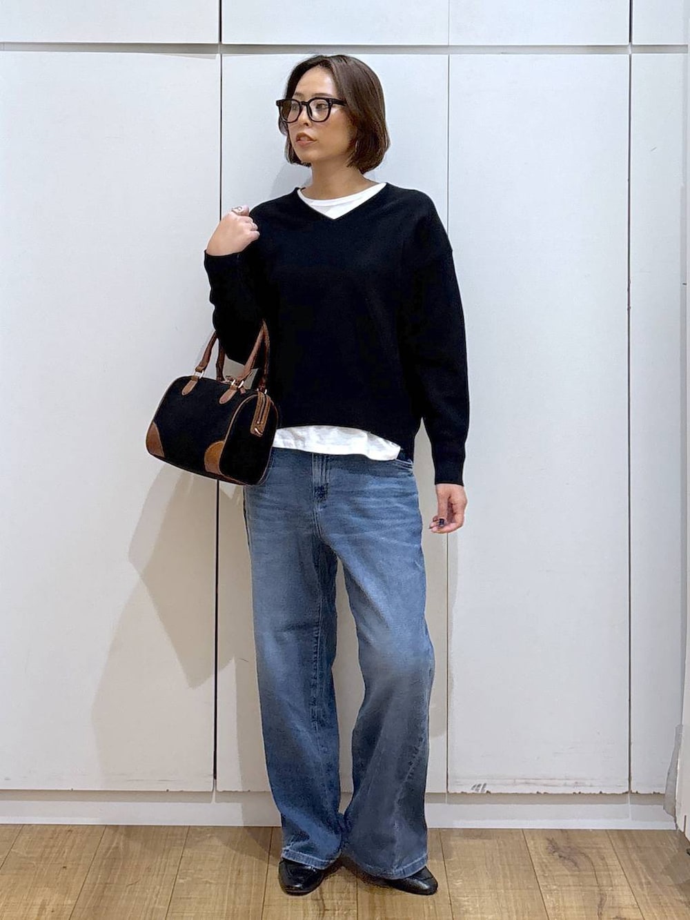 ブラック系のローファー、ブラック系のスウェット、グレー系のサロペット/オーバーオールを着用したレディースの秋コーディネートの2枚目の写真