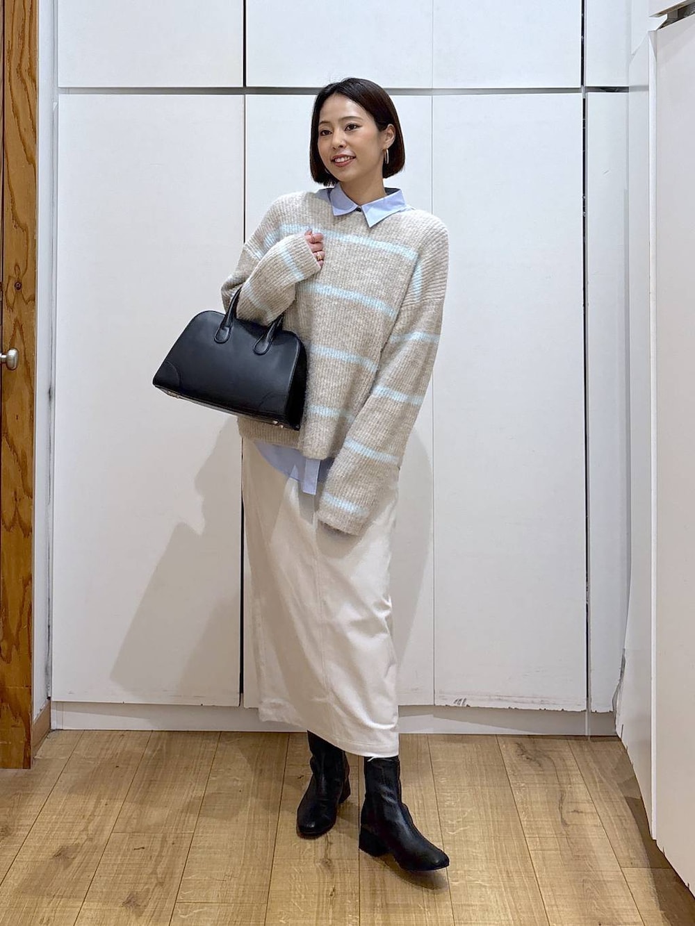 その他のシャツ/ブラウス、グレー系のスカート、ブラック系のショルダーバッグを着用したレディースの冬コーディネートの4枚目の写真