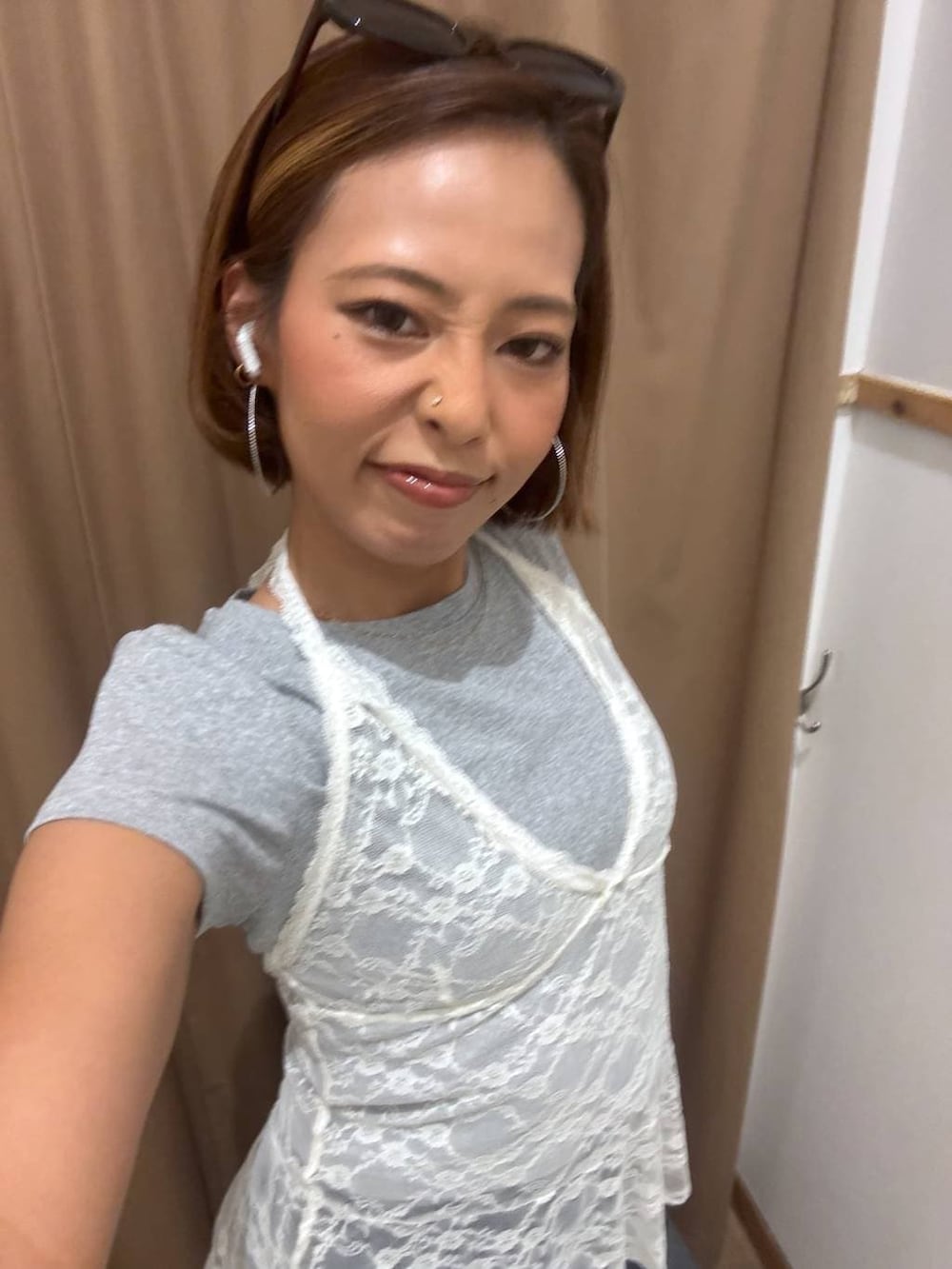 グレー系のその他パンツを着用したレディースの夏コーディネートの8枚目の写真