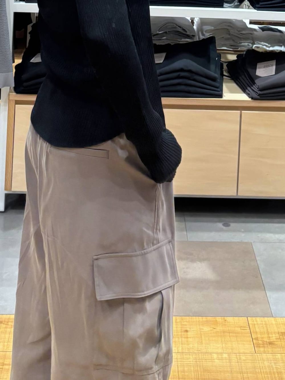 ブラック系のパーカー、グリーン系のその他パンツ、ブラック系のローファーを着用したレディースの秋コーディネートの10枚目の写真
