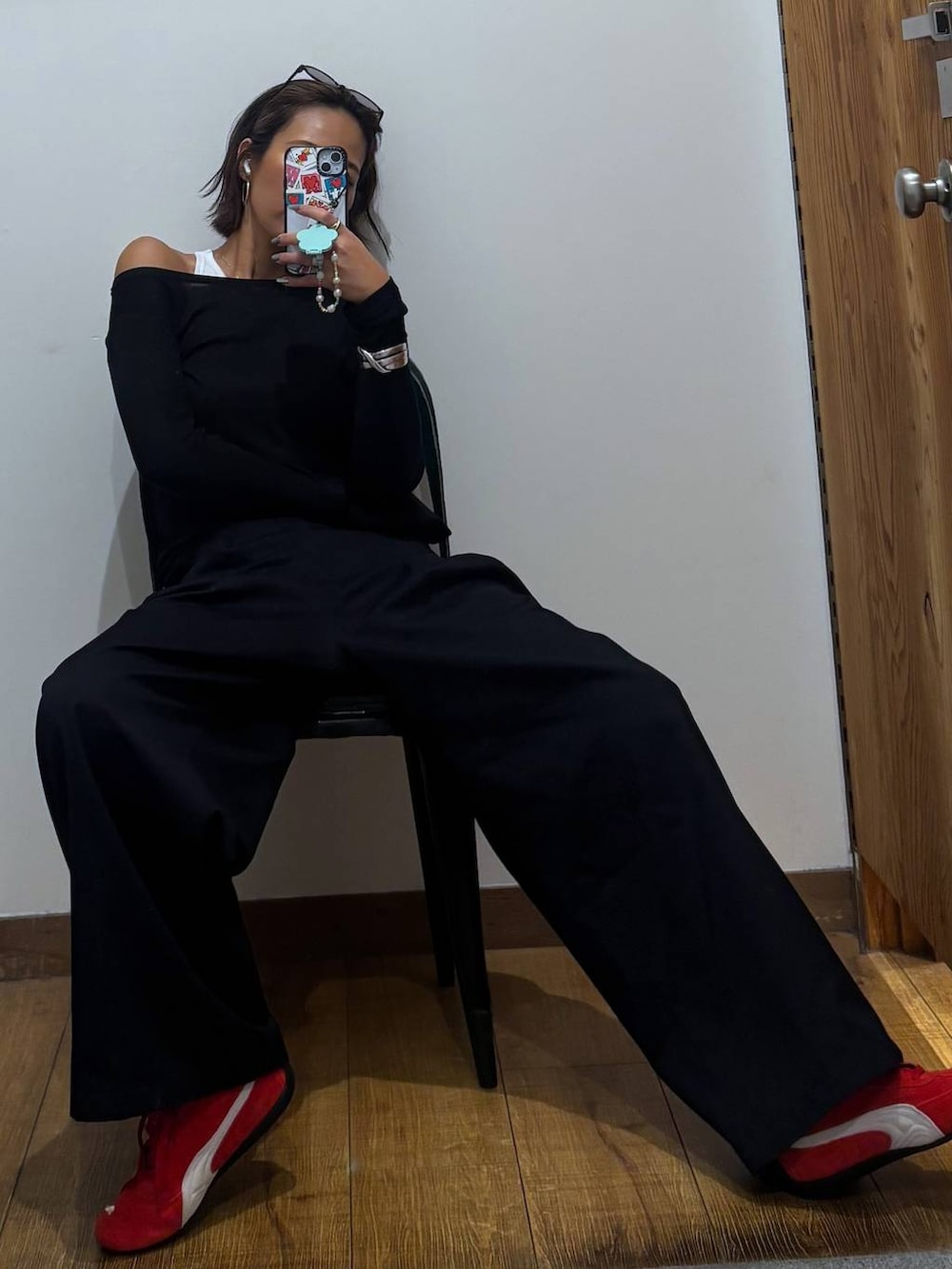 ブラック系のTシャツ/カットソー、ブラック系のその他パンツを着用したレディースの秋コーディネートの7枚目の写真