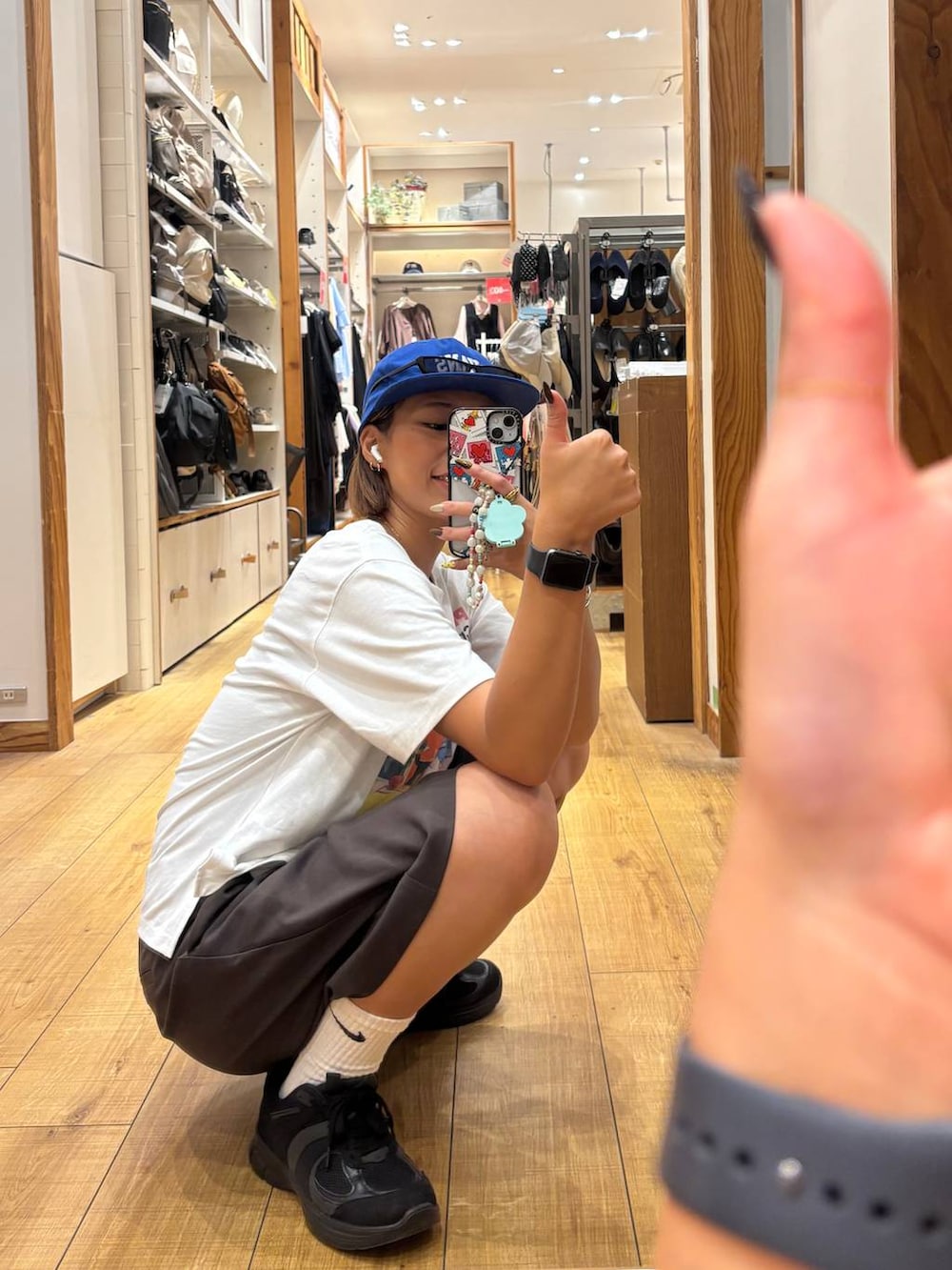 ホワイト系のTシャツ/カットソー、ブラウン系のその他パンツを着用したレディースの秋コーディネートの6枚目の写真