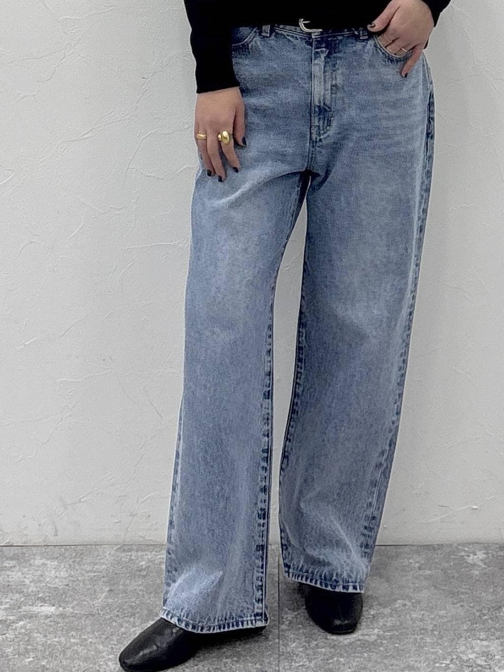 ブラック系のブーツ、ゴールド系のピアス（両耳用）、ゴールド系のリングを着用したレディースの冬コーディネートの4枚目の写真