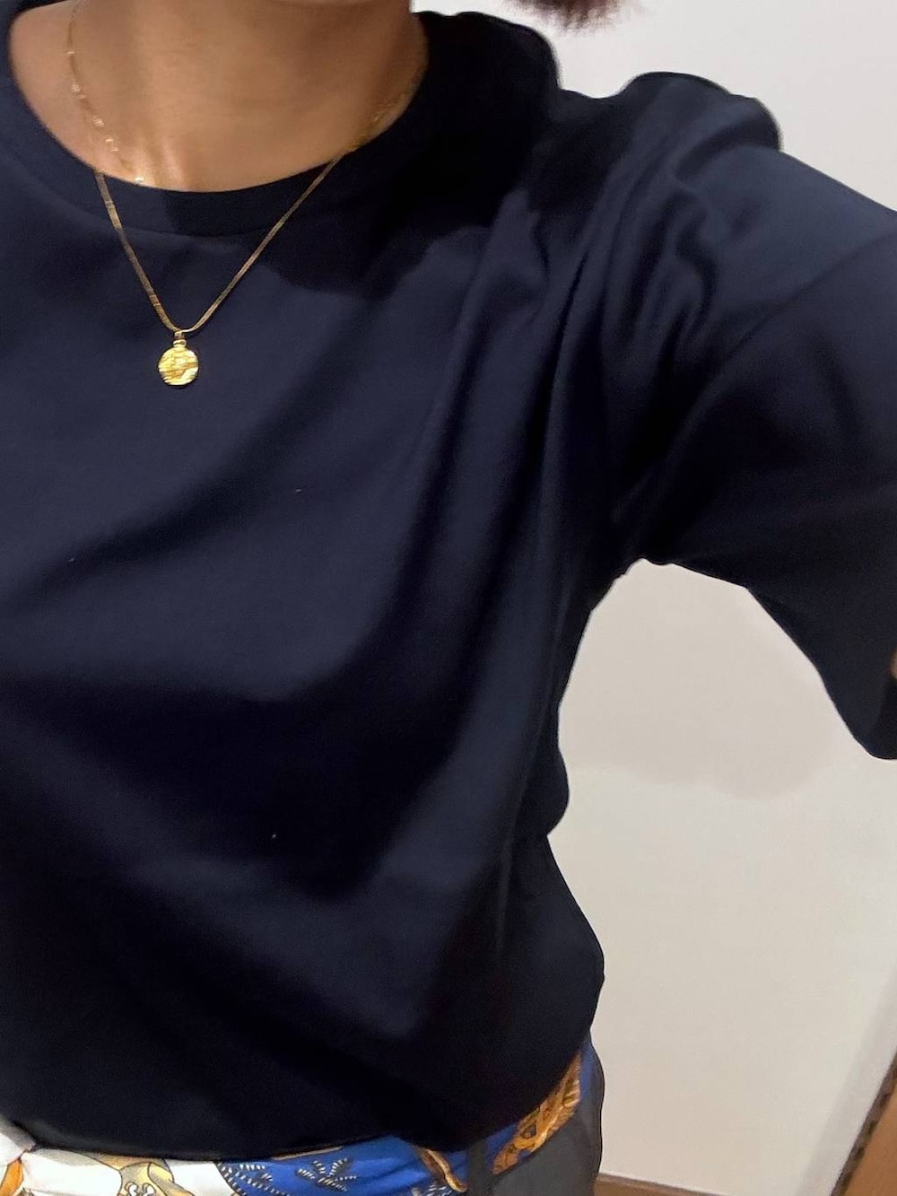 ブラック系のローファー、グレー系のその他パンツ、ブルー系のTシャツ/カットソーを着用したレディースの春コーディネートの4枚目の写真