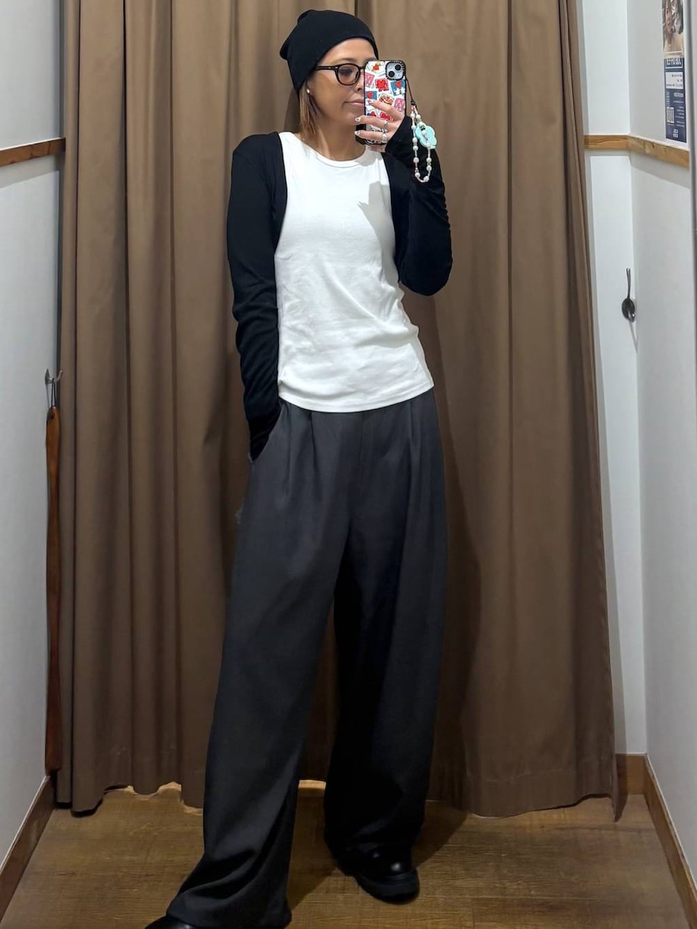 グレー系のその他パンツ、ブラック系のカーディガン/ボレロを着用したレディースの春コーディネートの2枚目の写真